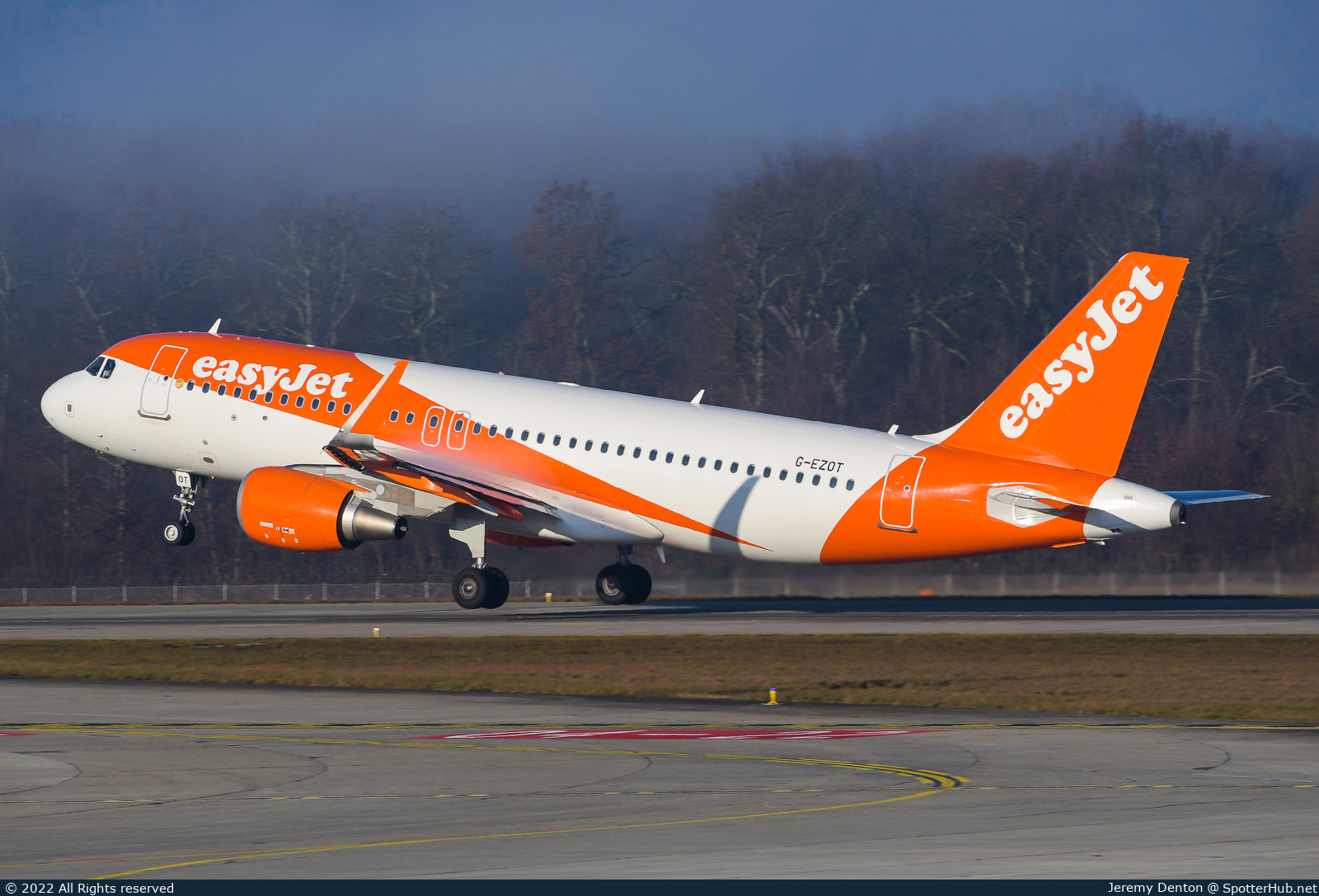 Photo of G-EZOT - Airbus A320-214 operated by easyJet