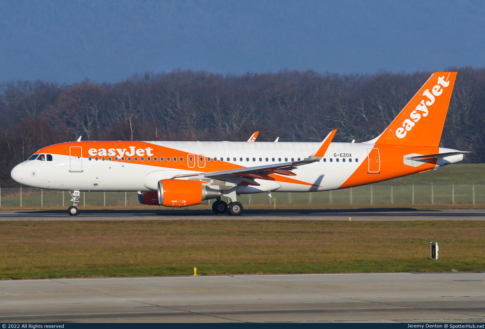 Photo of G-EZOX - Airbus A320-214 operated by easyJet
