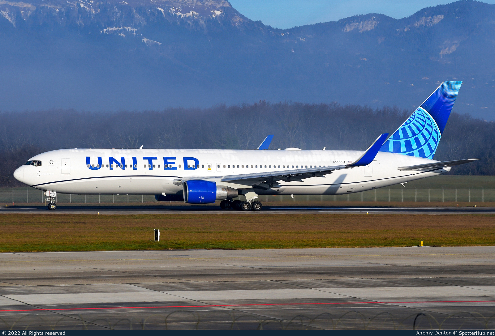 Photo of N666UA - Boeing 767-322(ER) operated by United Airlines