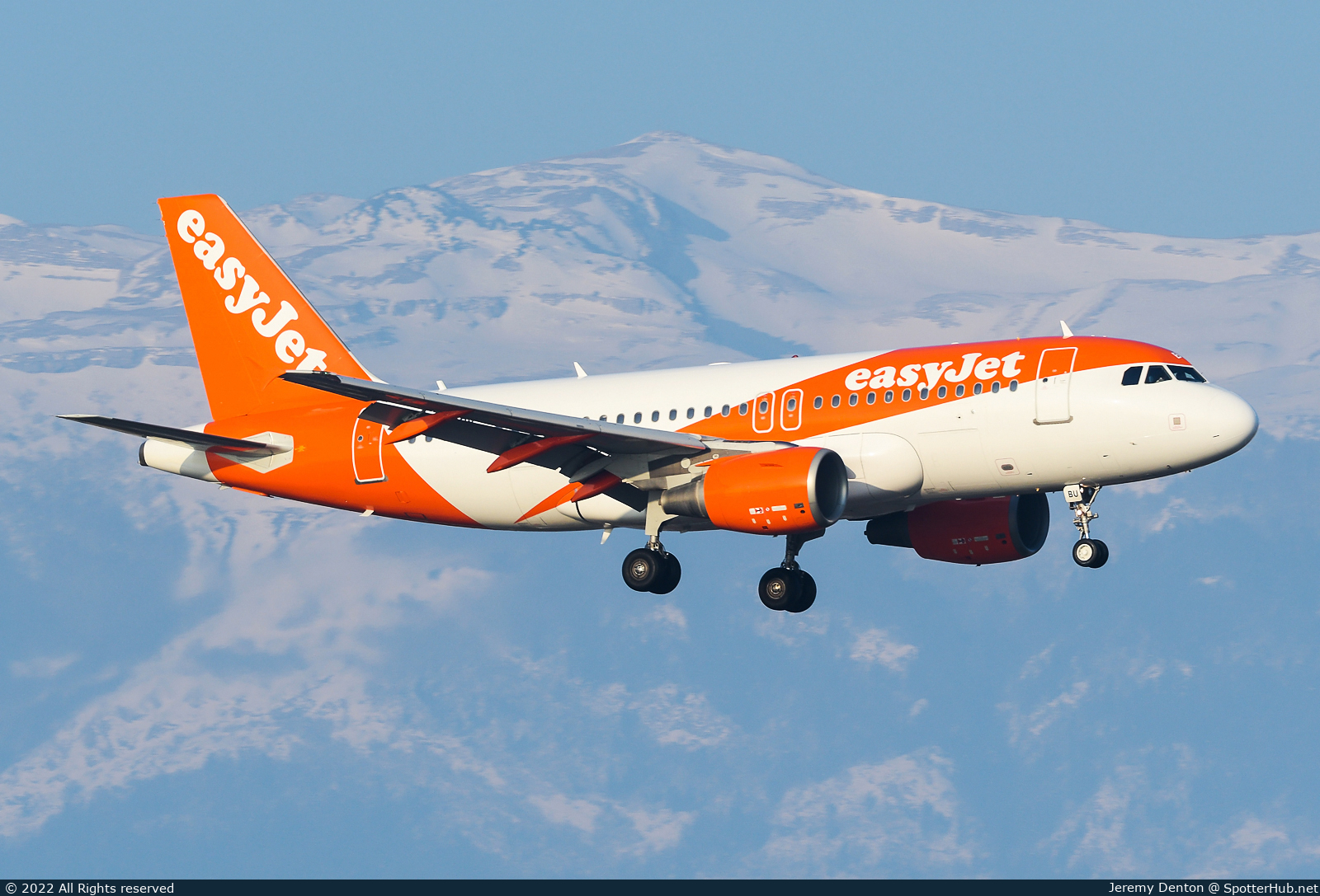 Photo of G-EZBU - Airbus A319-111 operated by easyJet