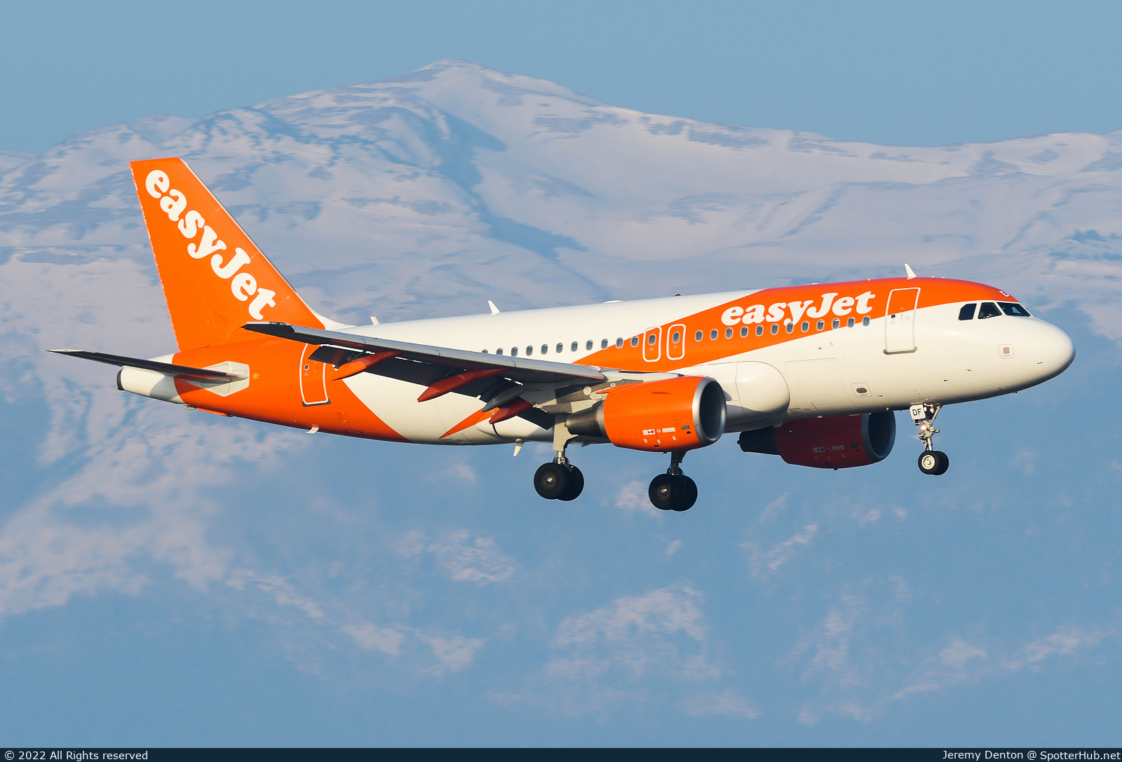 Photo of G-EZDF - Airbus A319-111 operated by easyJet
