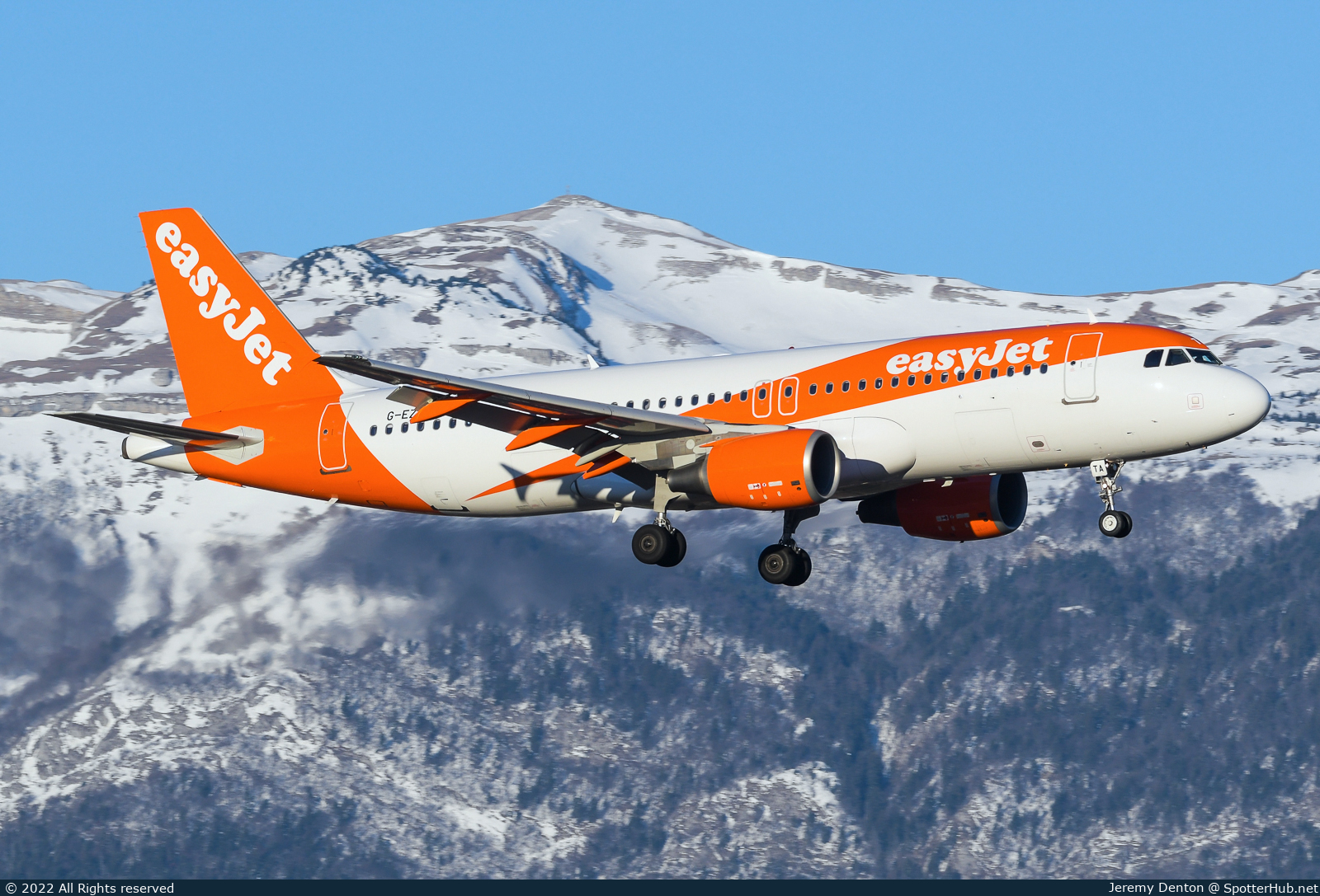 Photo of G-EZTA - Airbus A320-214 operated by easyJet