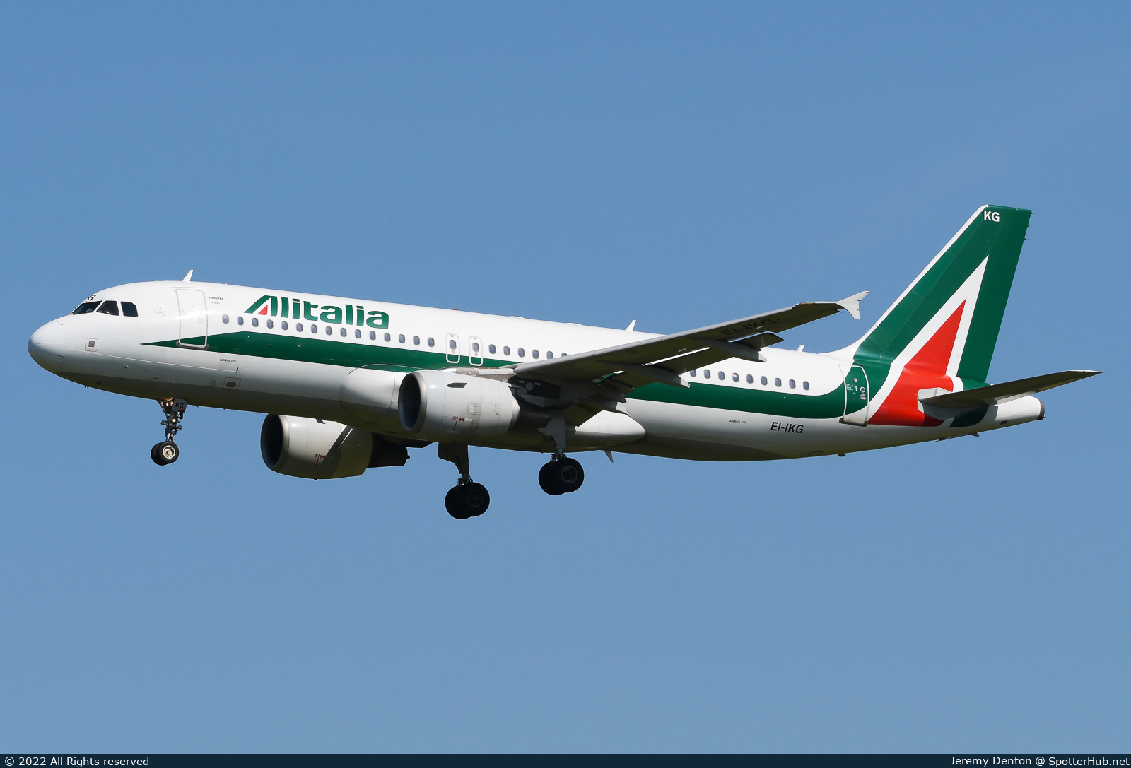 Photo of EI-IKG - Airbus A320-214 operated by Alitalia