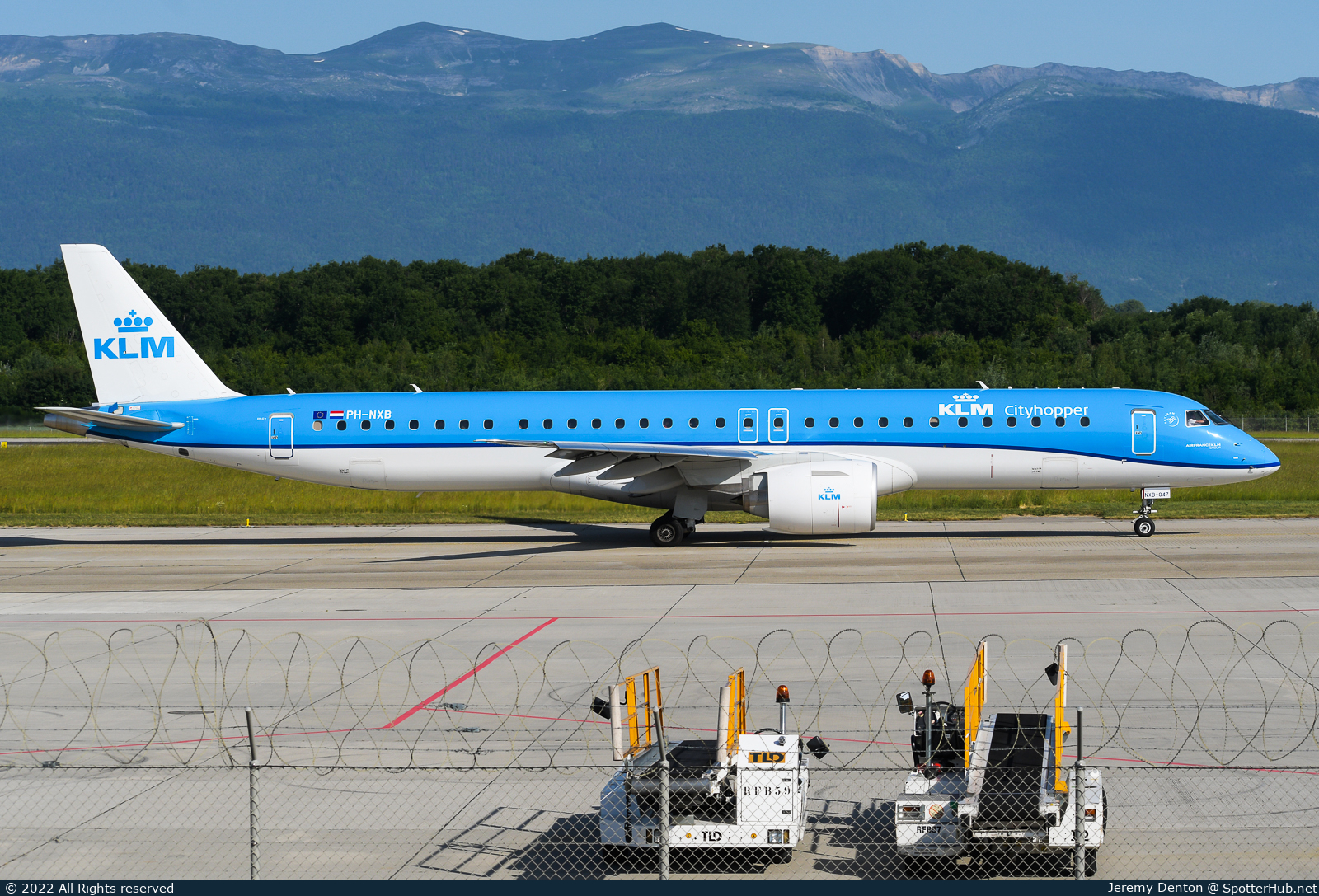 Photo of PH-NXB - Embraer ERJ-195-E2 operated by KLM Cityhopper