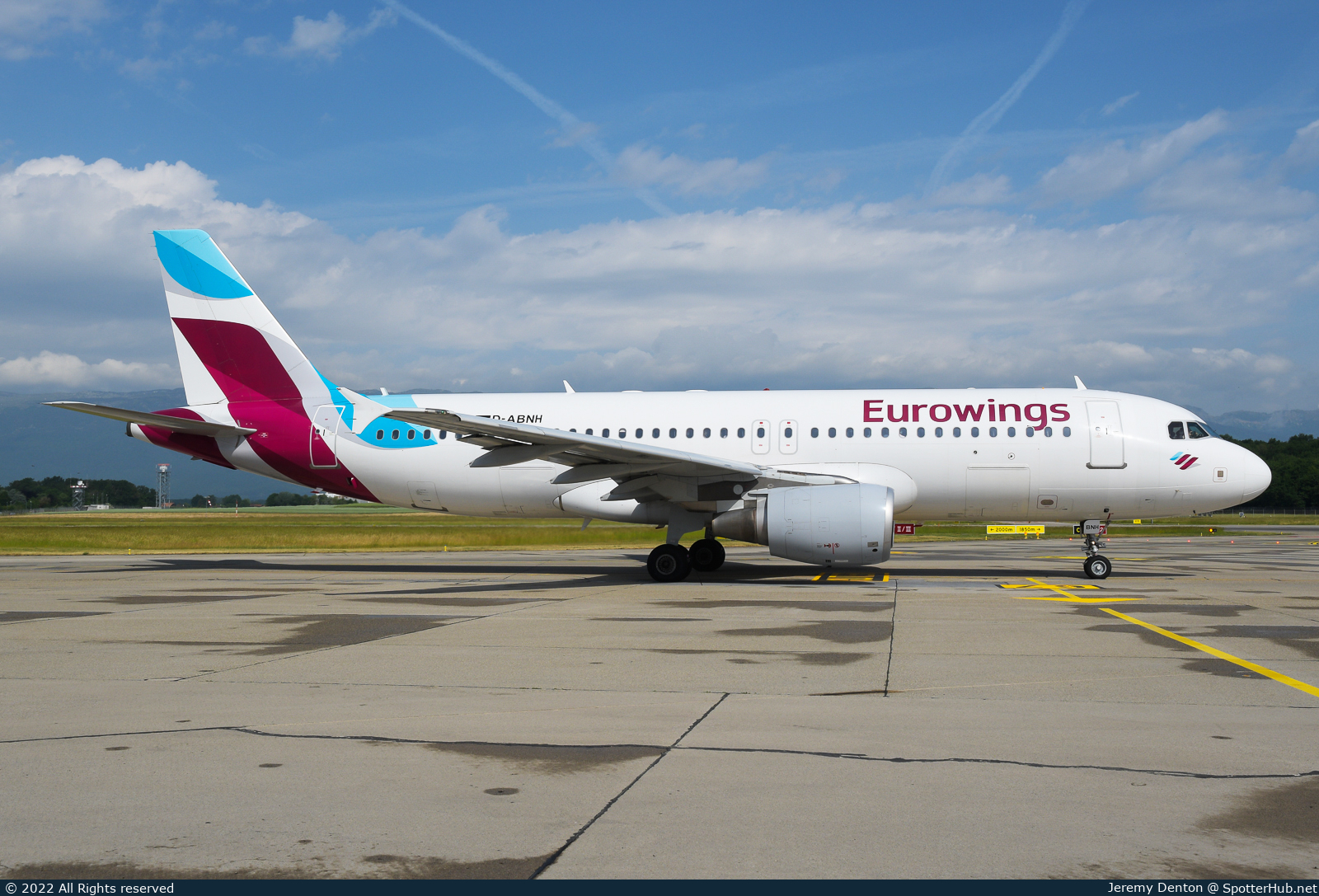 Photo of D-ABNH - Airbus A320-214 operated by Eurowings