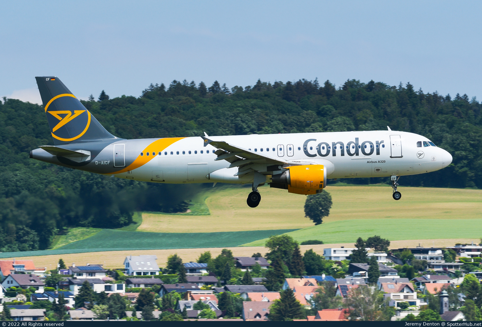 Photo of D-AICF - Airbus A320-212 operated by Condor