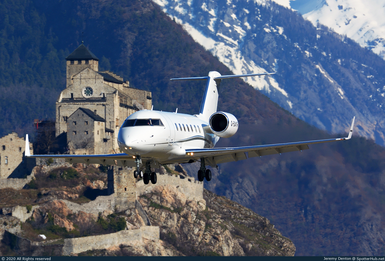 Photo of G-DAYR - Bombardier Challenger 605 operated by Gama Aviation