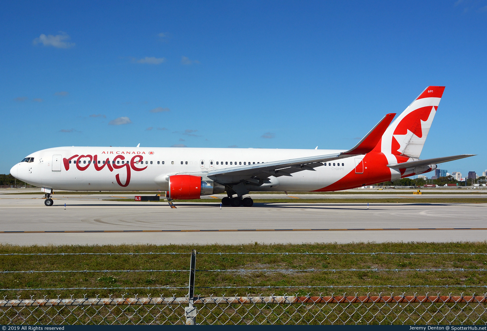 Photo of C-GHPE - Boeing 767-33A(ER) operated by Air Canada Rouge