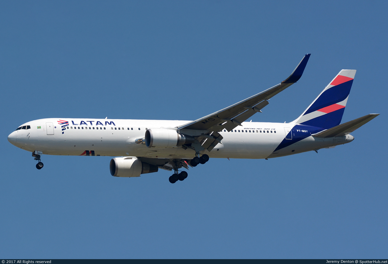 Photo of PT-MSY - Boeing 767-316(ER) operated by TAM Linhas Aéreas