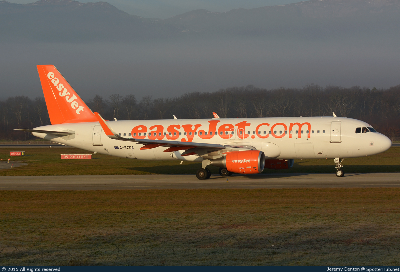 Photo of G-EZOA - Airbus A320-214 operated by easyJet
