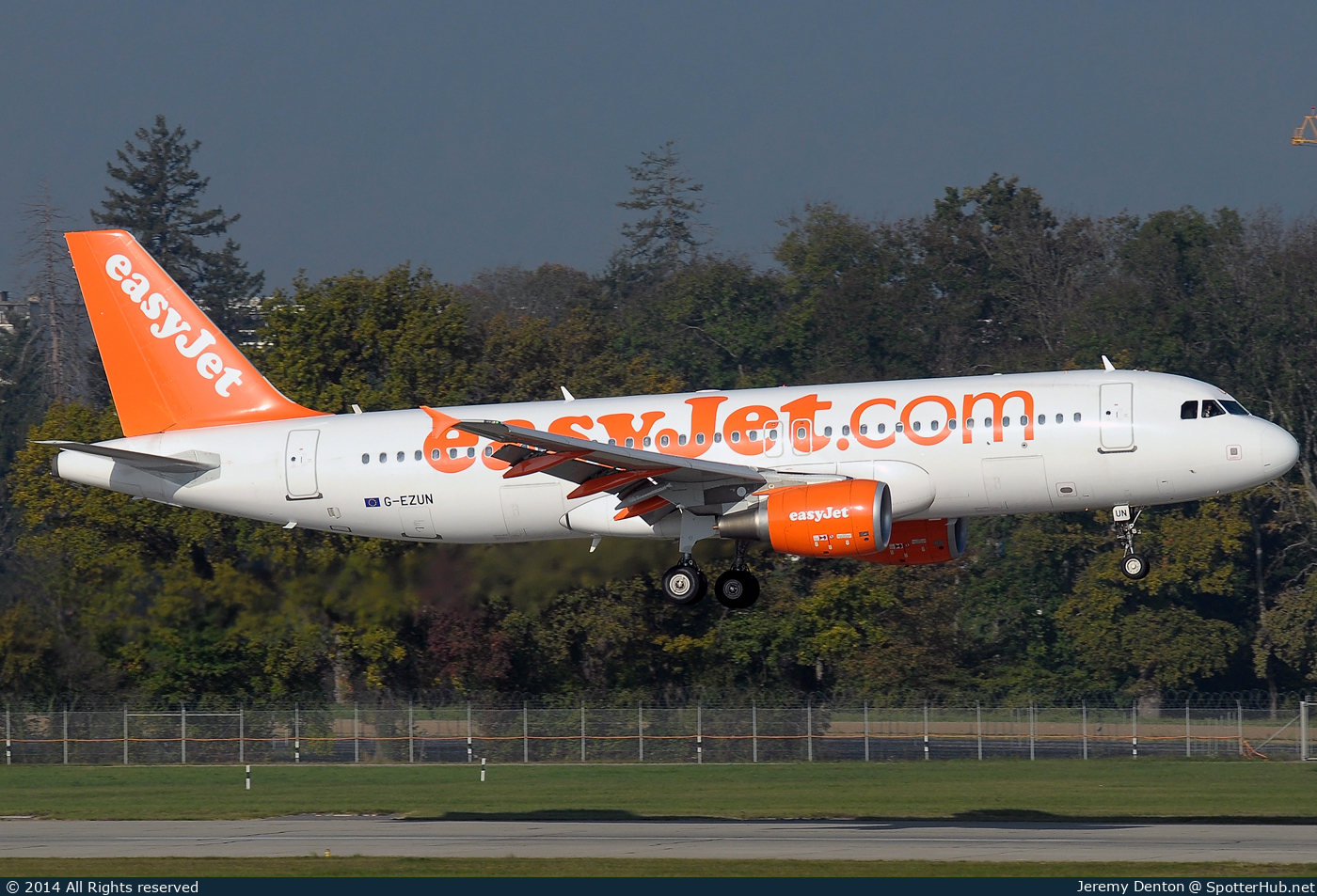Photo of G-EZUN - Airbus A320-214 operated by easyJet