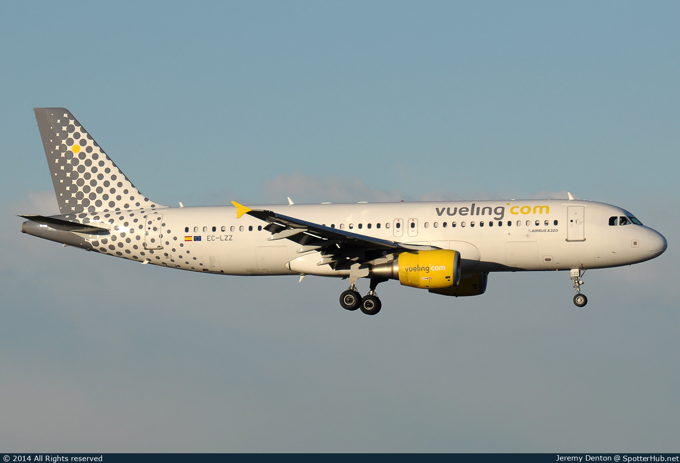 Photo of EC-LZZ - Airbus A320-214 operated by Vueling