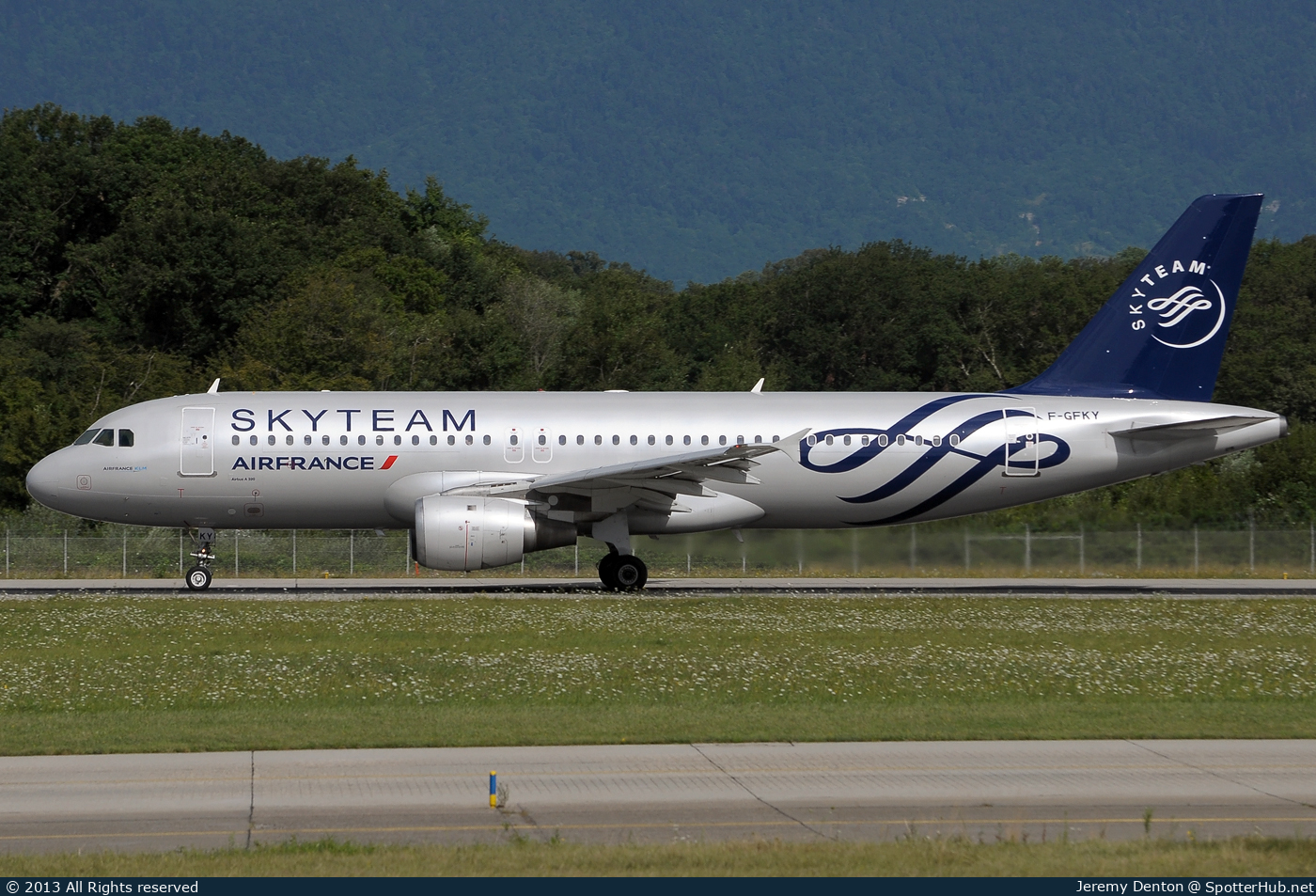 Photo of F-GFKY - Airbus A320-211 operated by Air France