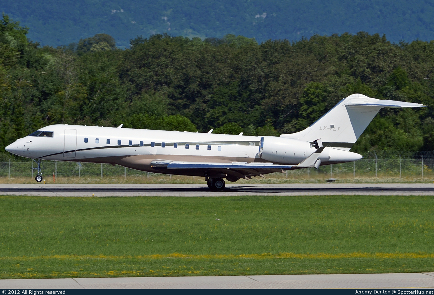 Photo of LX-FLY - Bombardier Global Express XRS operated by Global Jet Luxembourg