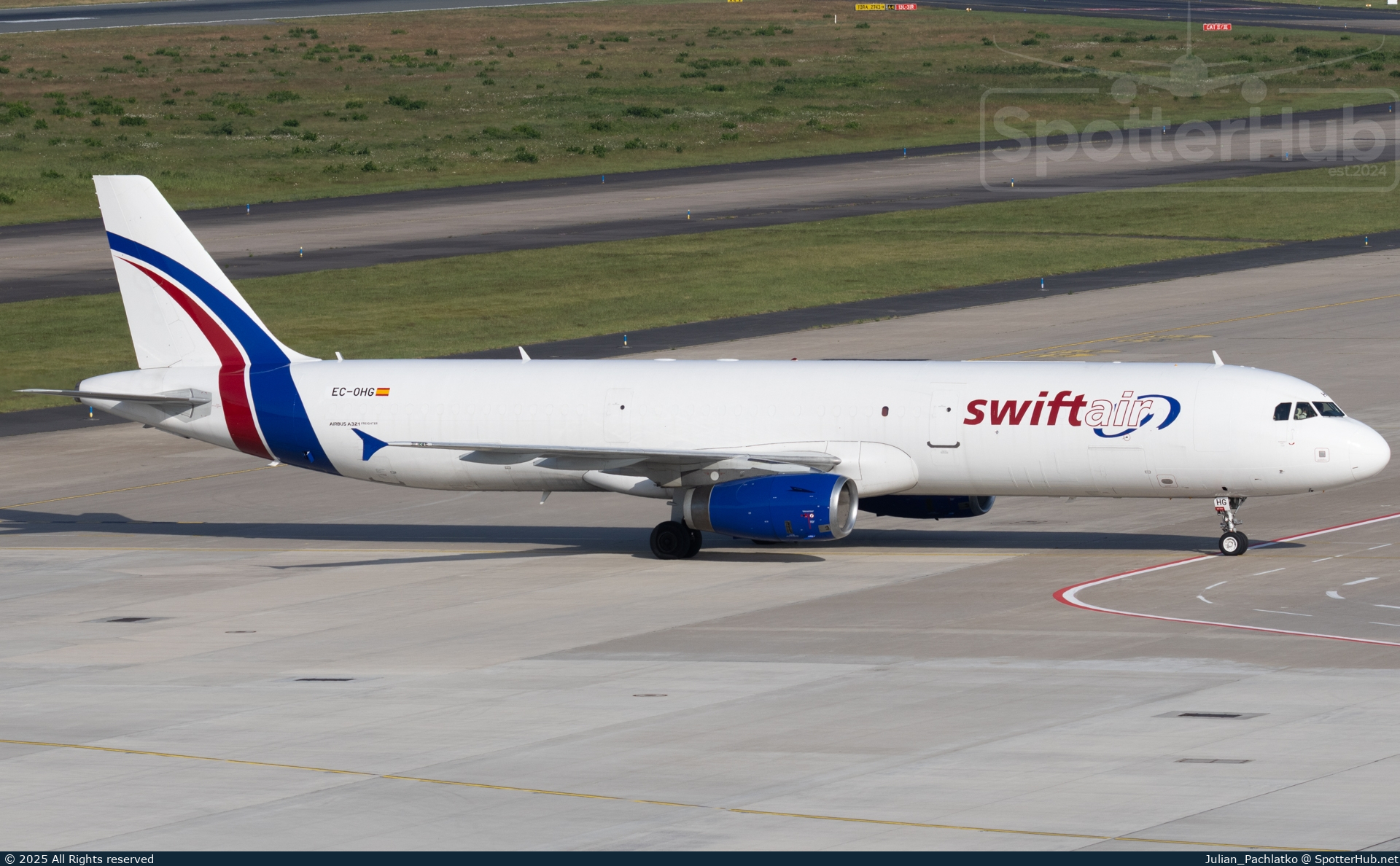 Photo of EC-OHG - Airbus A321-231(P2F) operated by Swiftair