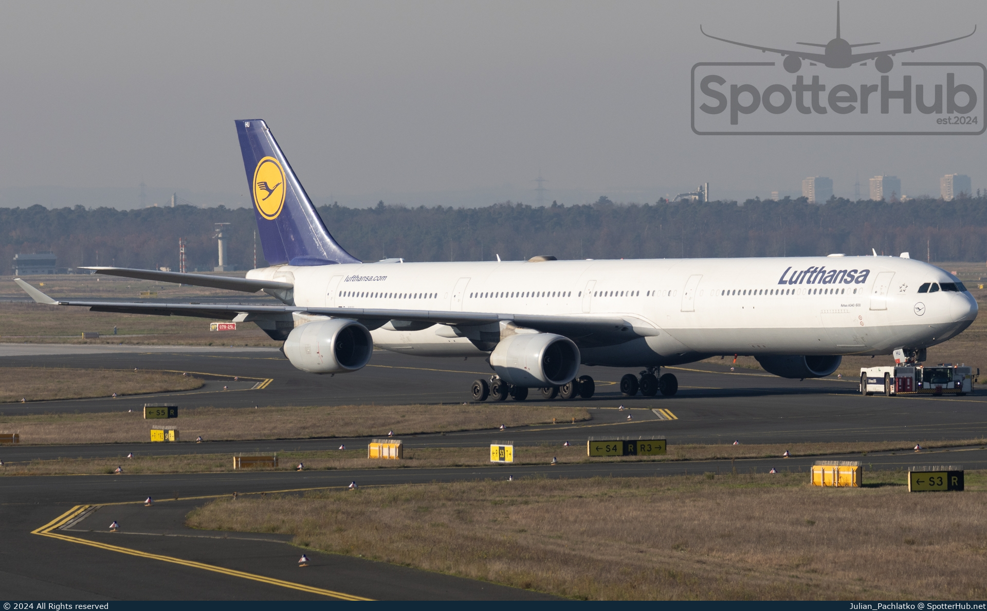 Photo of D-AIHU - Airbus A340-642 operated by Lufthansa