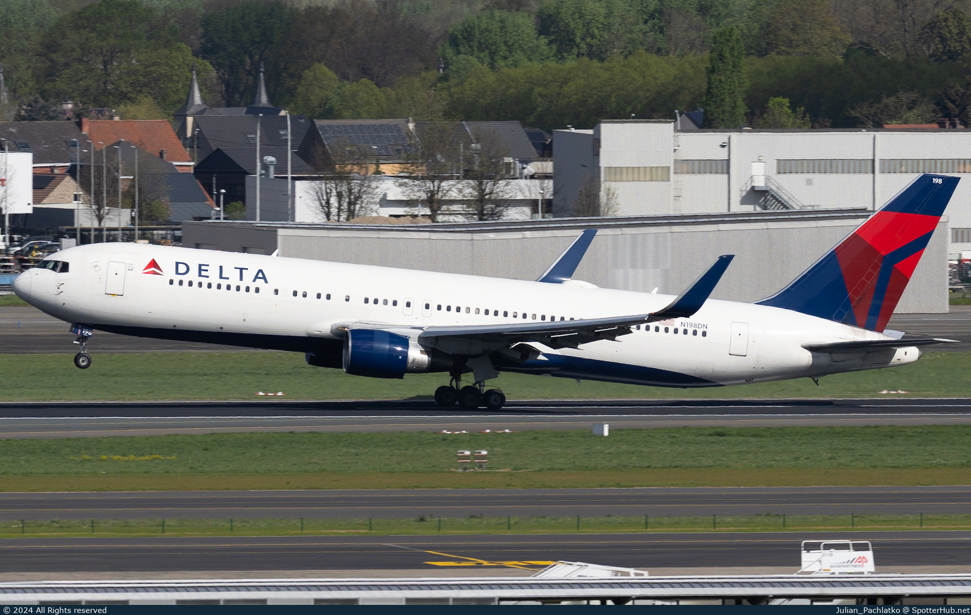 Photo of N198DN - Boeing 767-332(ER) operated by Delta Air Lines