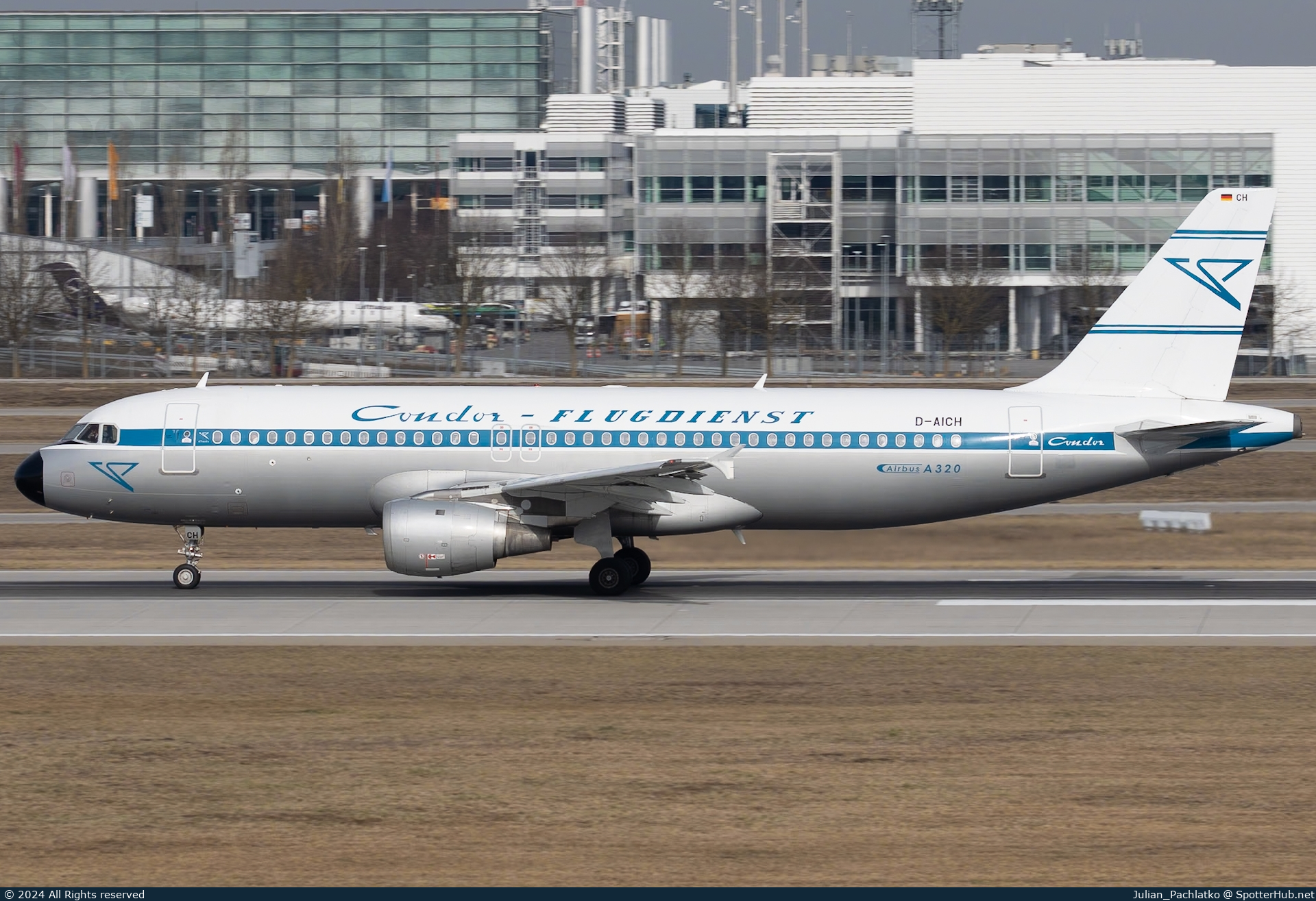 Photo of D-AICH - Airbus A320-212 operated by Condor