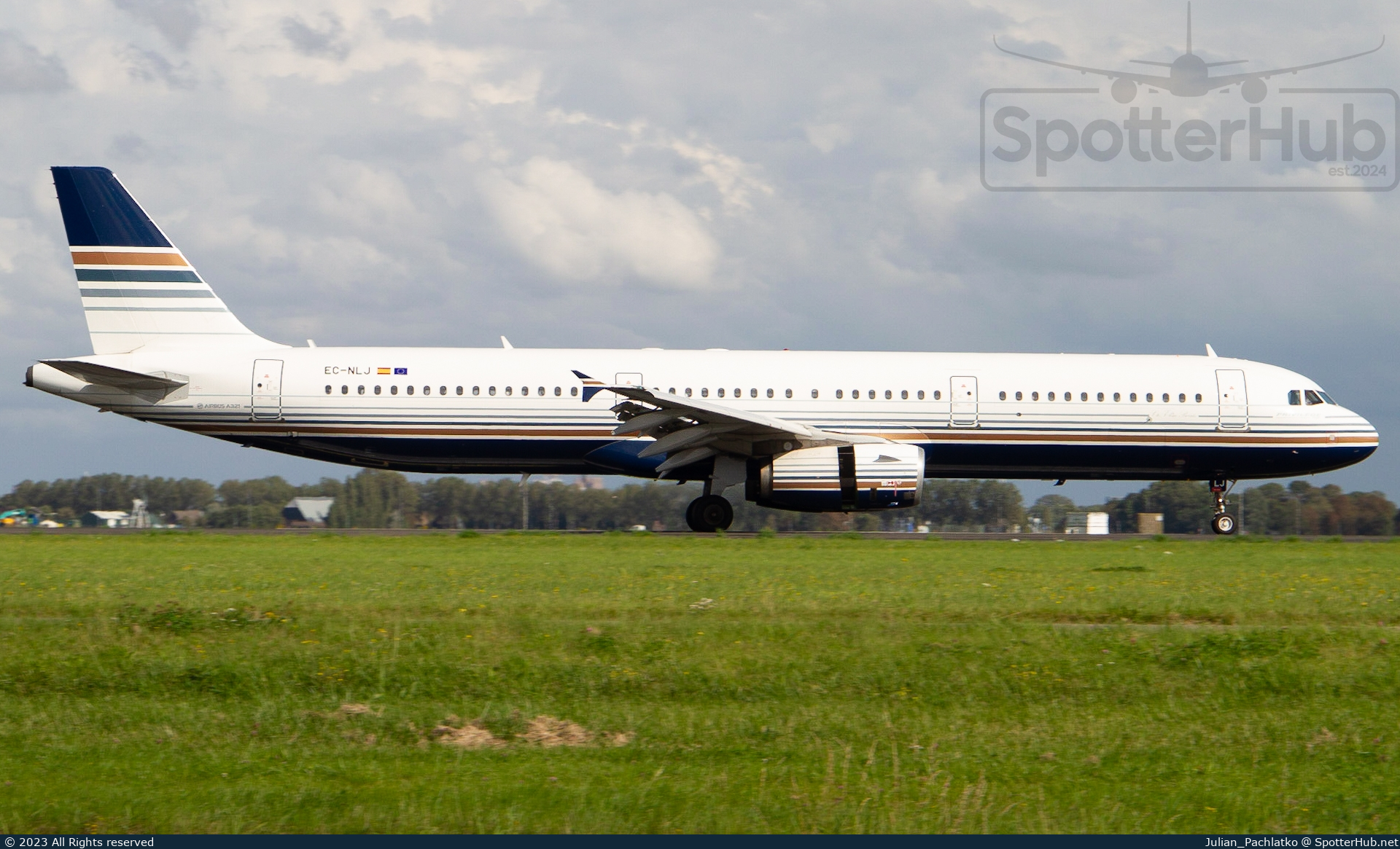 Photo of EC-NLJ - Airbus A321-231 operated by Privilege Style