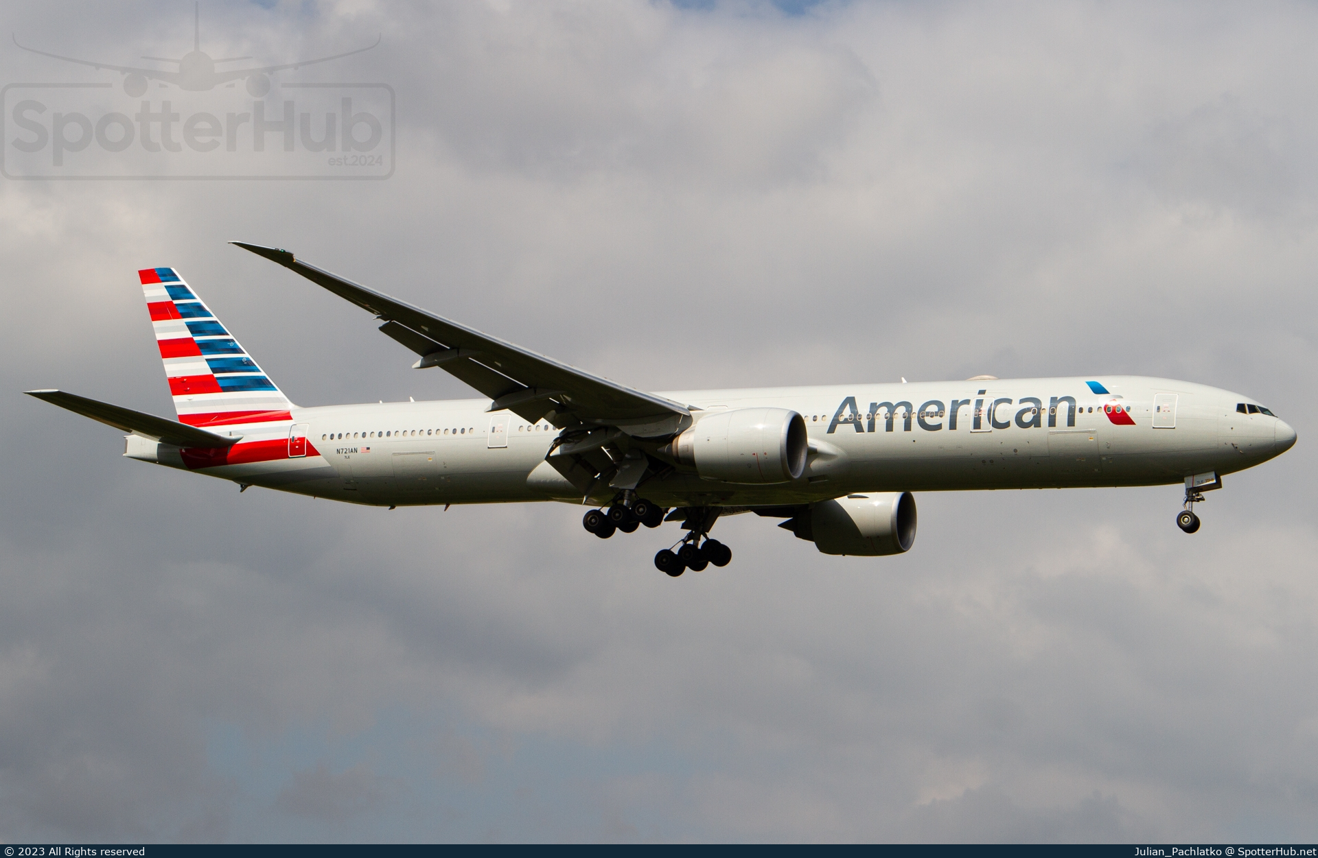 Photo of N721AN - Boeing 777-323(ER) operated by American Airlines