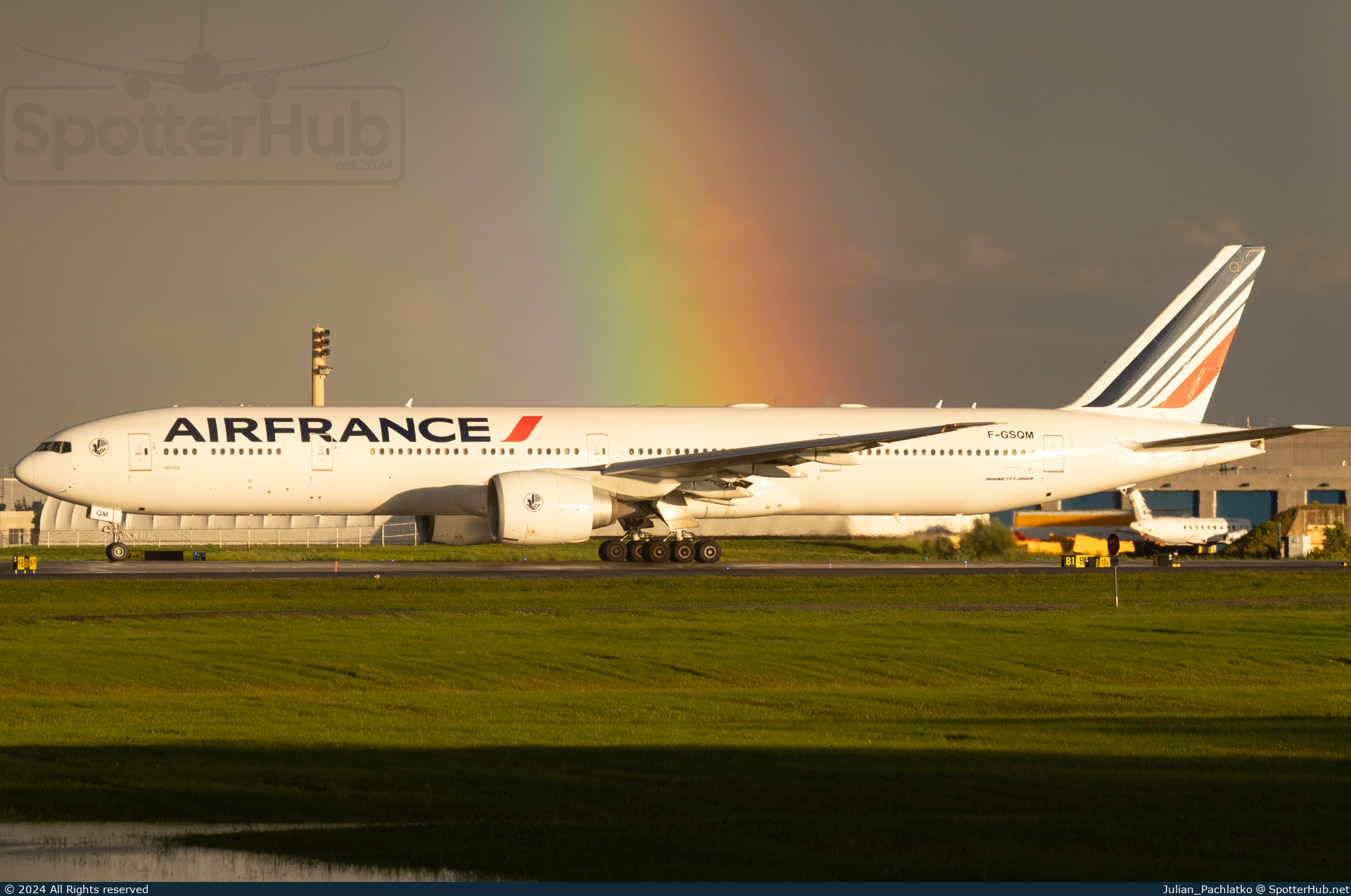 Photo of F-GSQM - Boeing 777-328(ER) operated by Air France