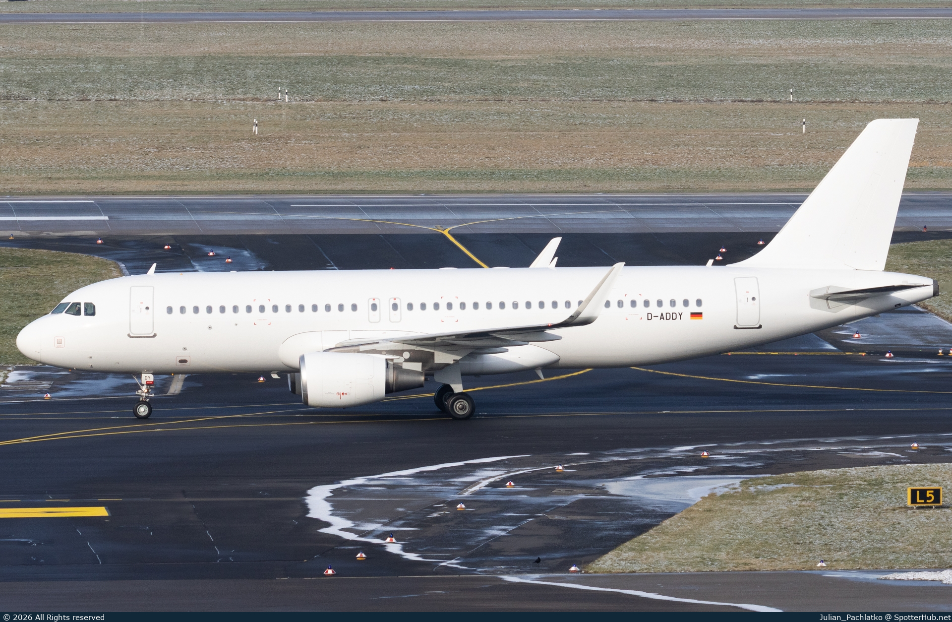 Photo of D-ADDY - Airbus A320-214 operated by LEAV Aviation
