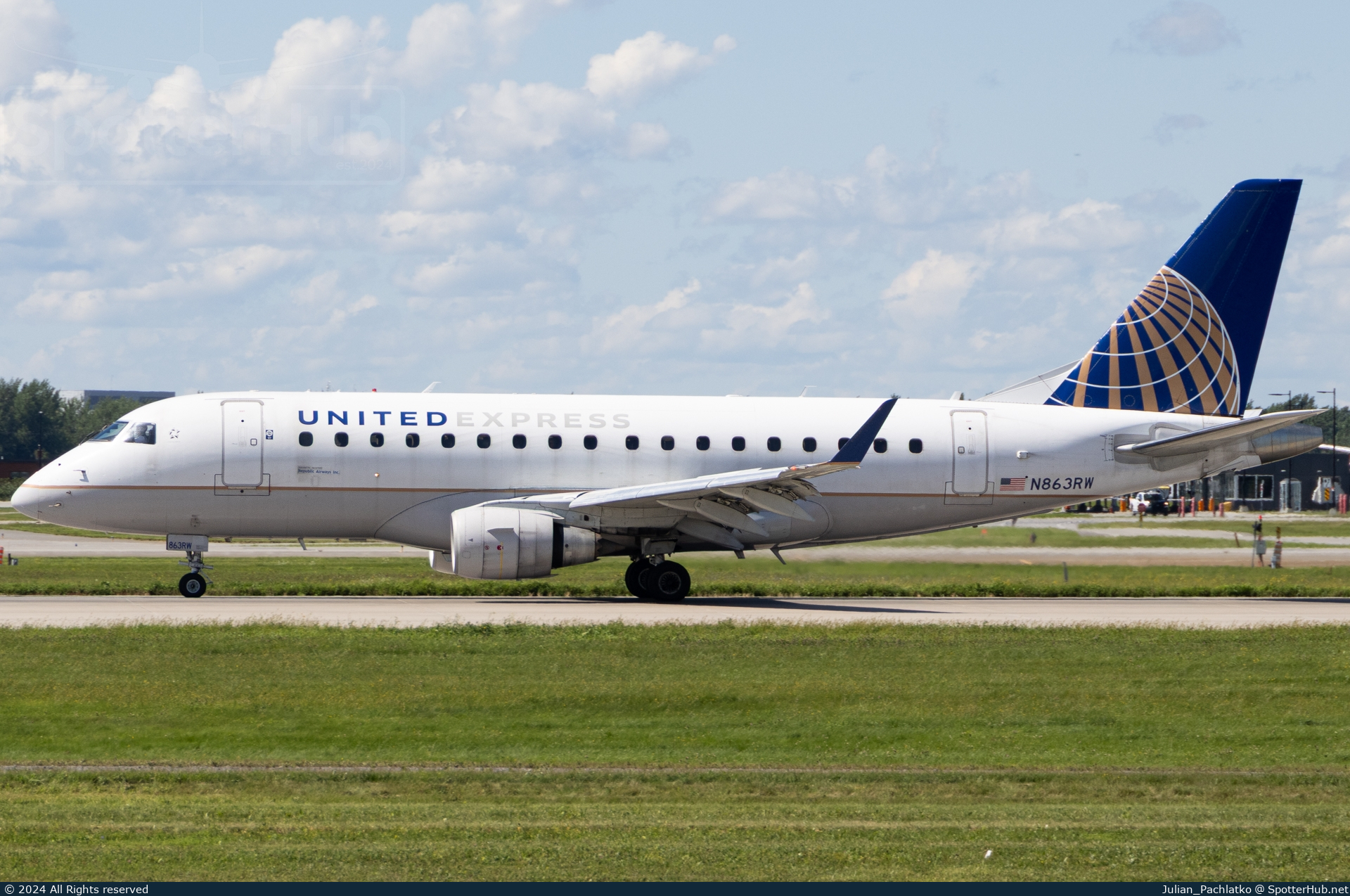 Photo of N863RW - Embraer ERJ-170SE operated by United Express (opb Republic Airways)