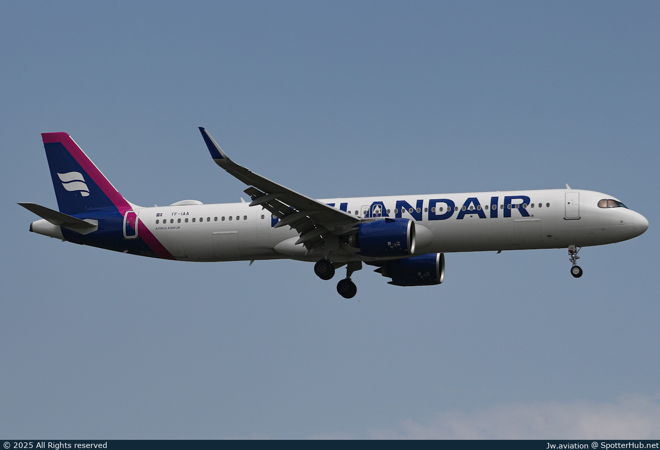 Photo of TF-IAA - Airbus A321-271NX operated by Icelandair