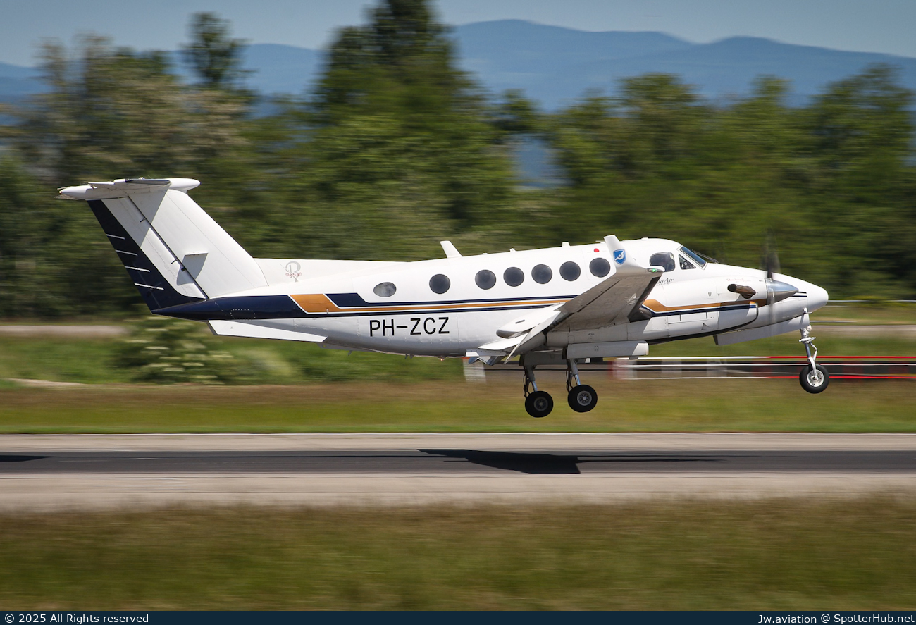 Photo of PH-ZCZ - Beechcraft 200 Super King Air operated by Zeusch Aviation