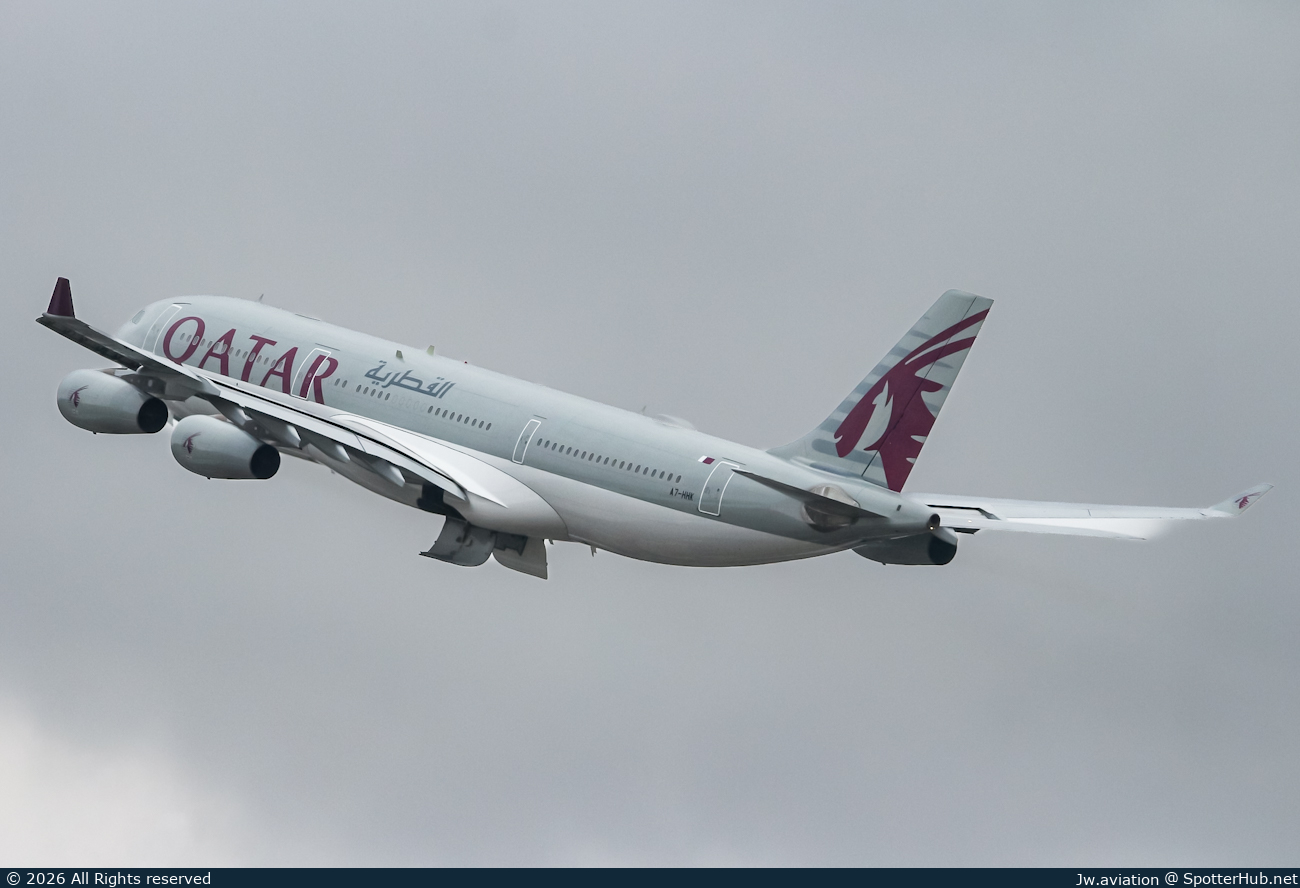 Photo of A7-HHK - Airbus A340-211 operated by Qatar Amiri Flight