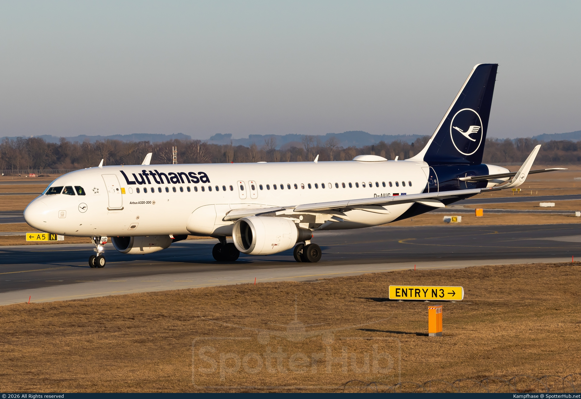 Photo of D-AIUG - Airbus A320-214 operated by Lufthansa