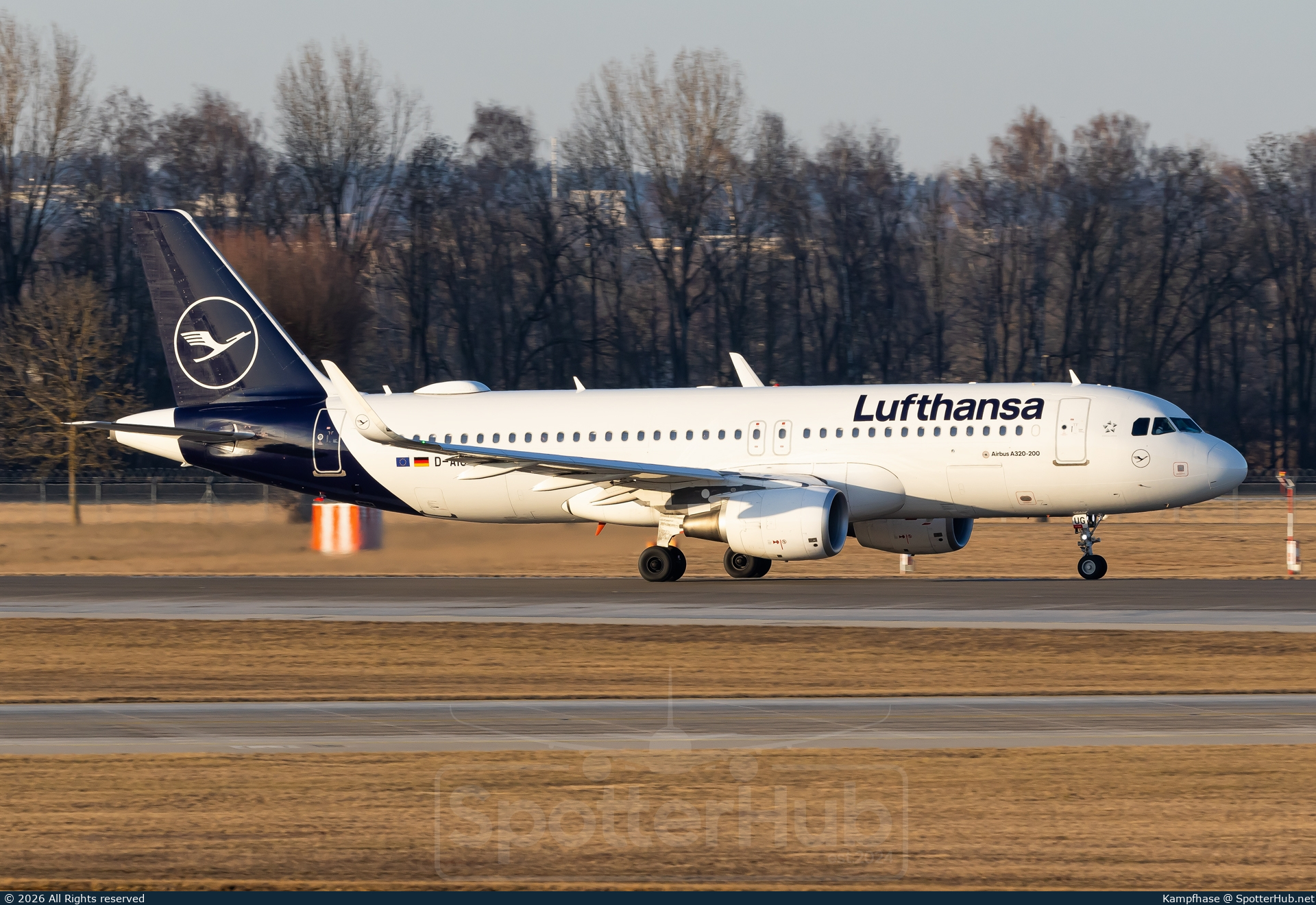 Photo of D-AIUG - Airbus A320-214 operated by Lufthansa