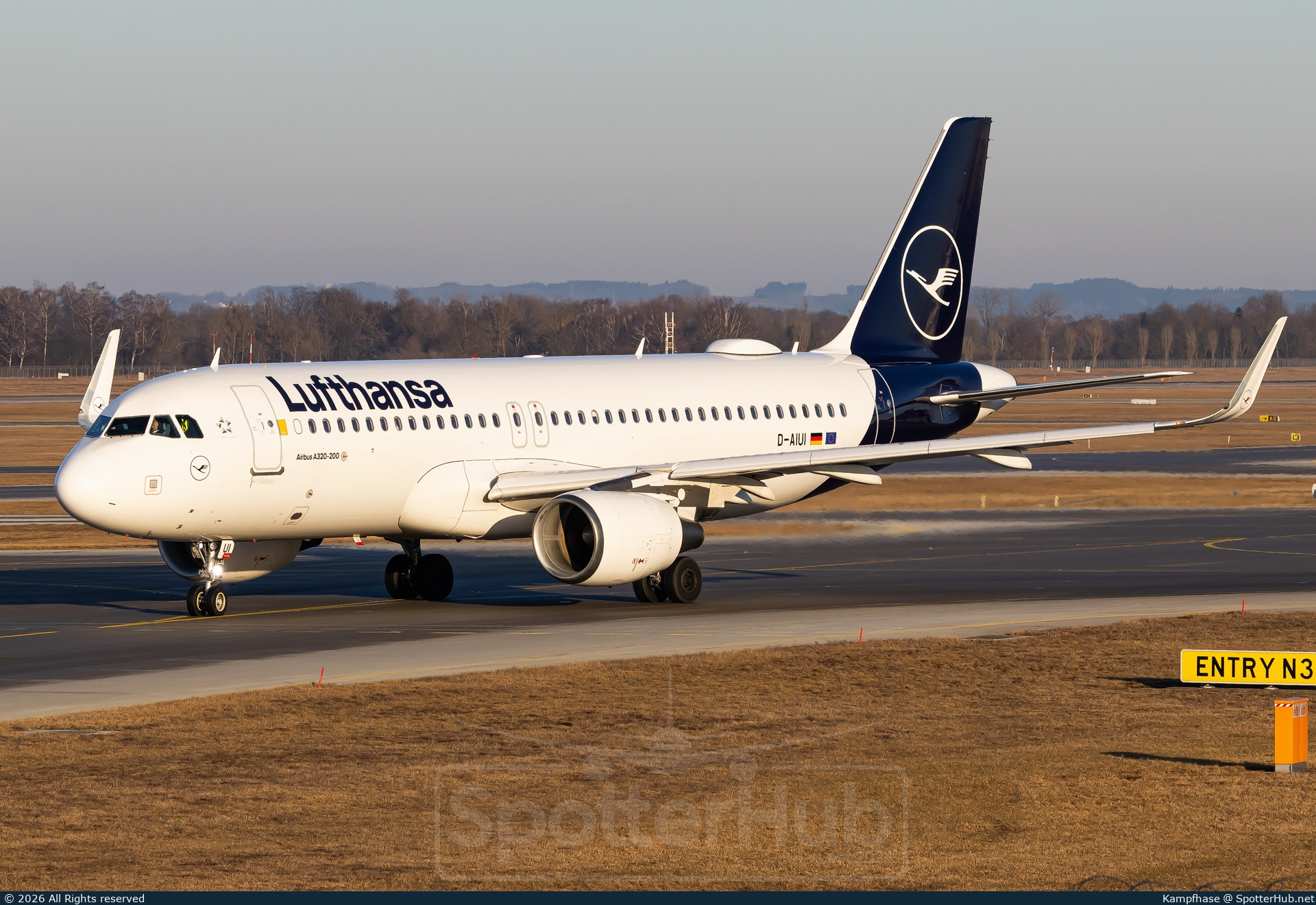 Photo of D-AIUI - Airbus A320-214 operated by Lufthansa