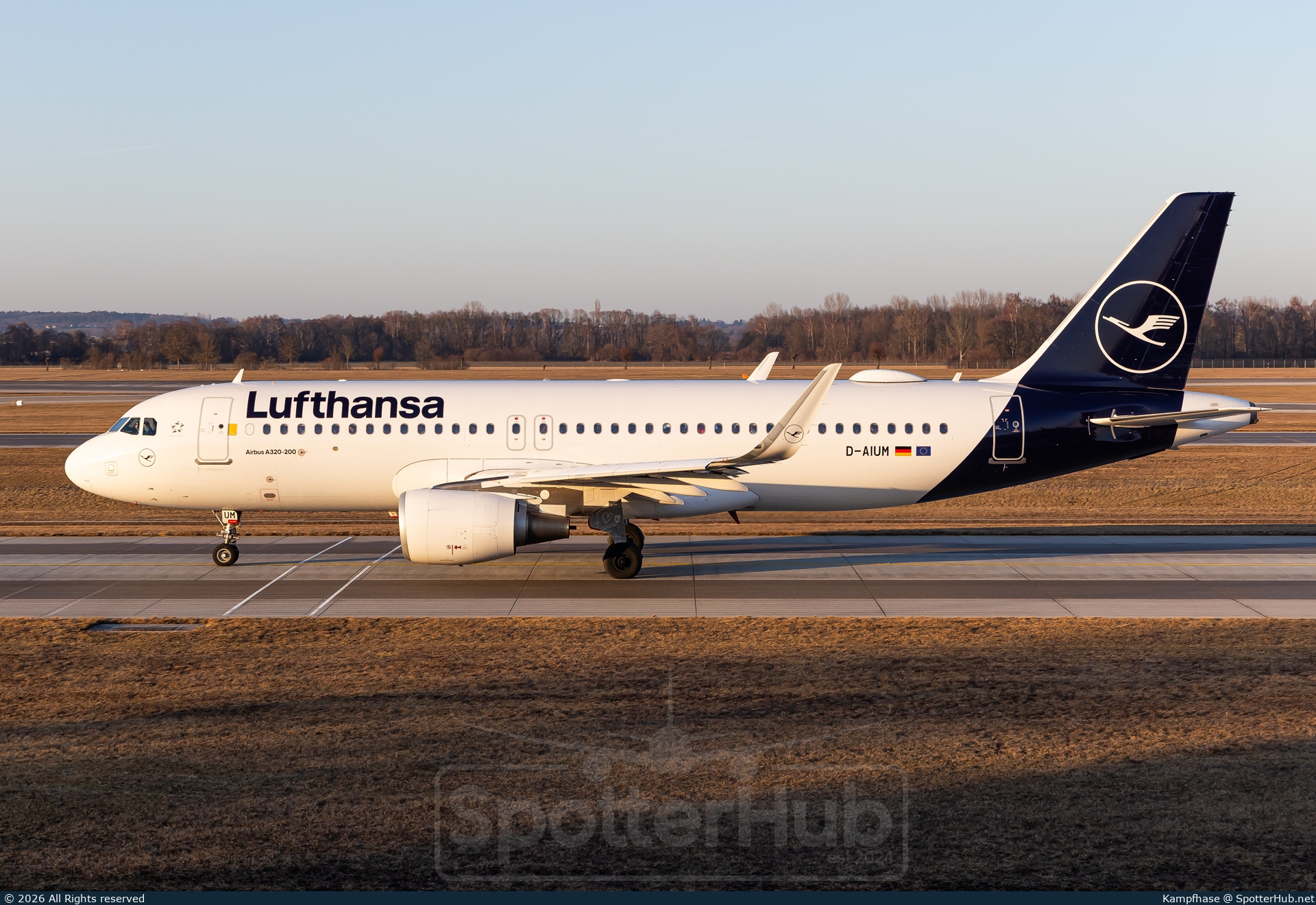 Photo of D-AIUM - Airbus A320-214 operated by Lufthansa