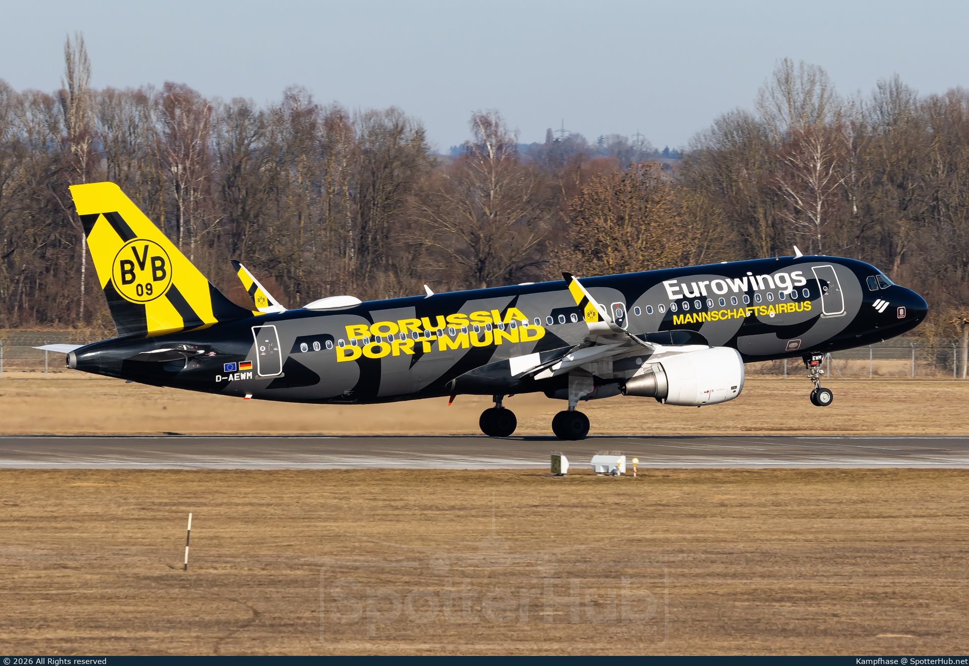 Photo of D-AEWM - Airbus A320-214 operated by Eurowings