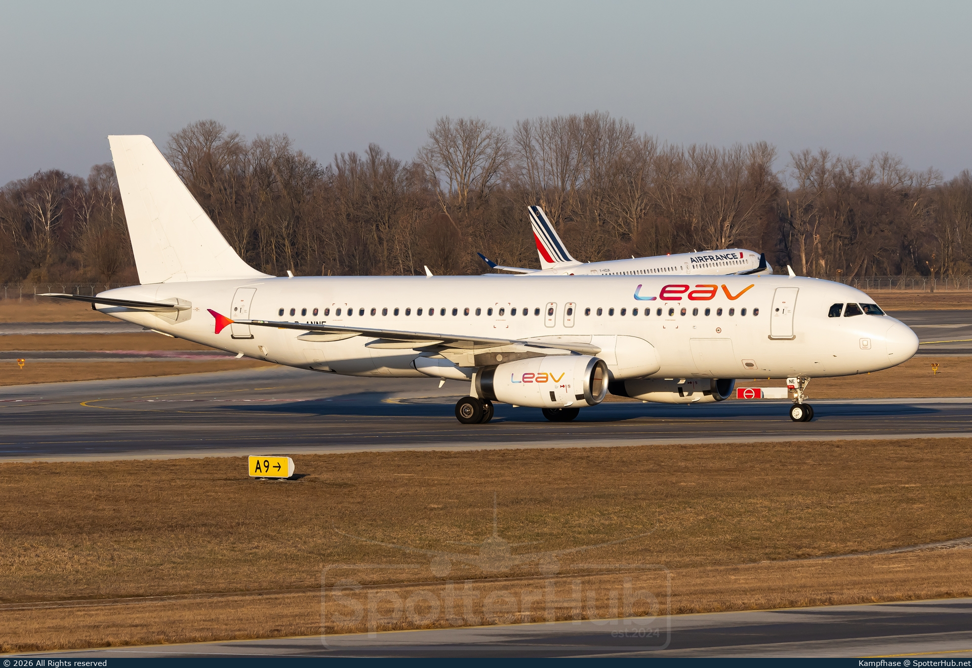 Photo of D-ANNE - Airbus A320-232 operated by LEAV Aviation