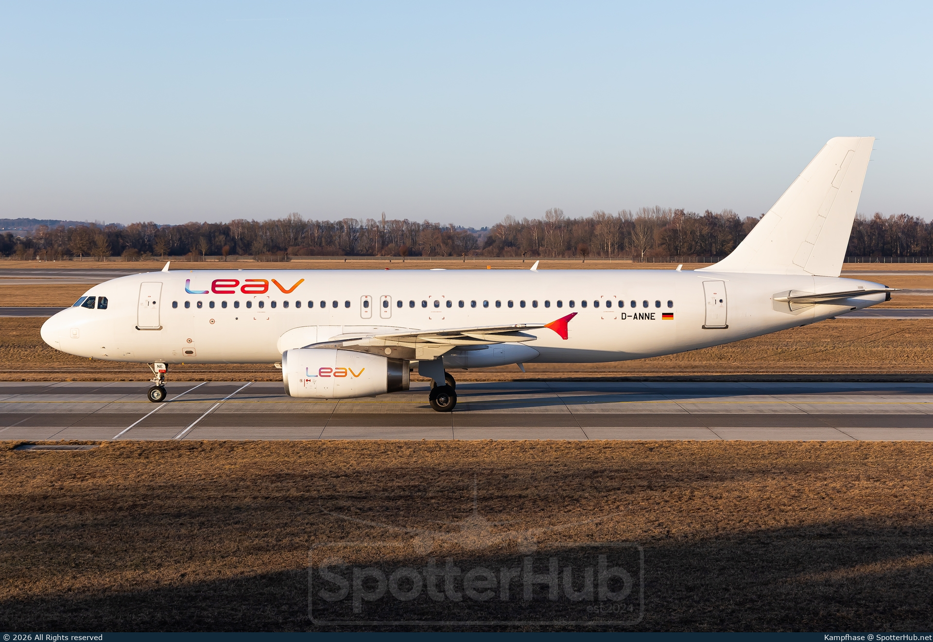 Photo of D-ANNE - Airbus A320-232 operated by LEAV Aviation