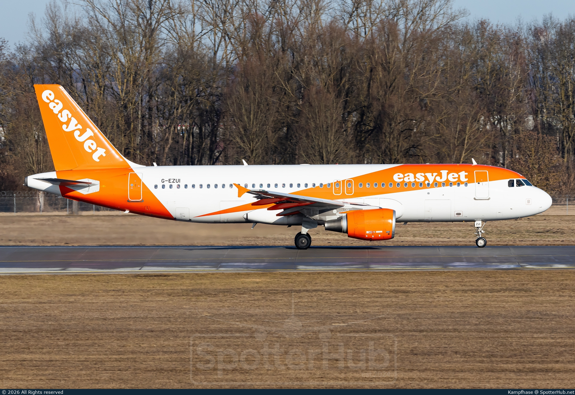 Photo of G-EZUI - Airbus A320-214 operated by easyJet