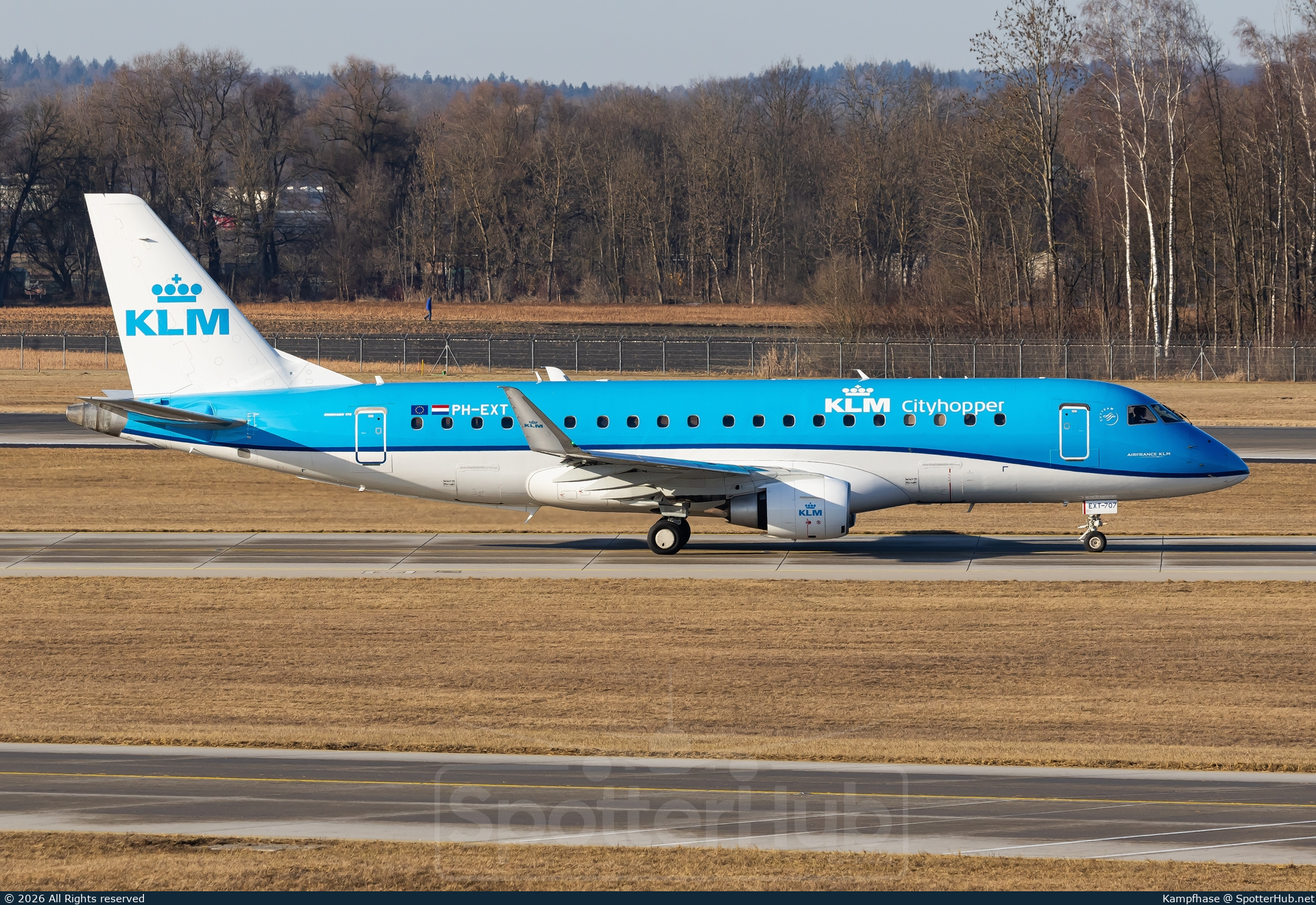 Photo of PH-EXT - Embraer ERJ-175STD operated by KLM Cityhopper