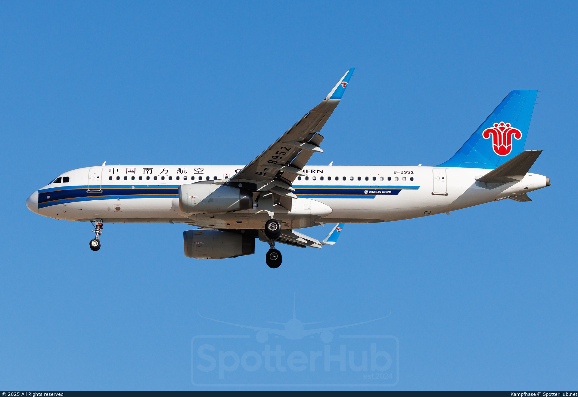 Photo of B-9952 - Airbus A320-232 operated by China Southern Airlines