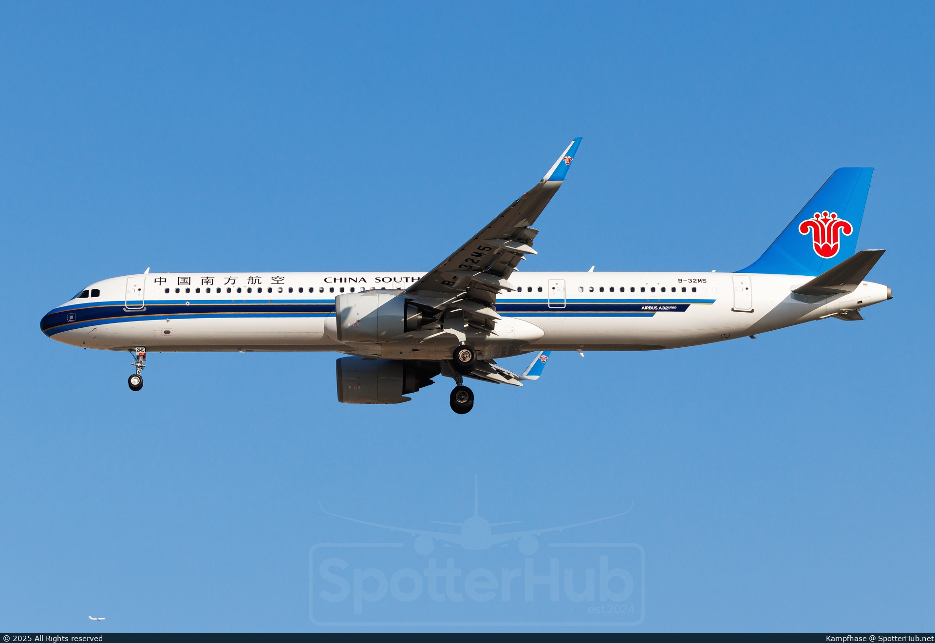 Photo of B-32M5 - Airbus A321-251NX operated by China Southern Airlines