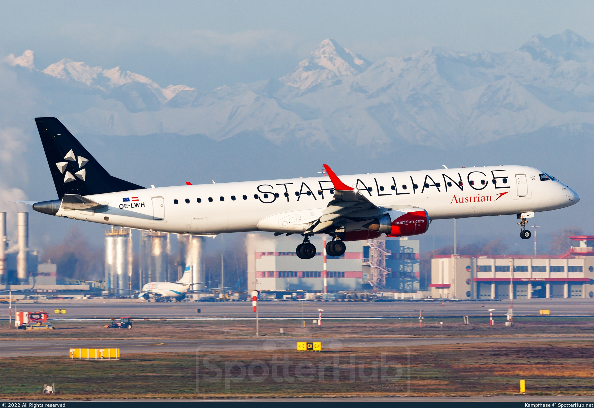 Photo of OE-LWH - Embraer ERJ-195LR operated by Austrian Airlines