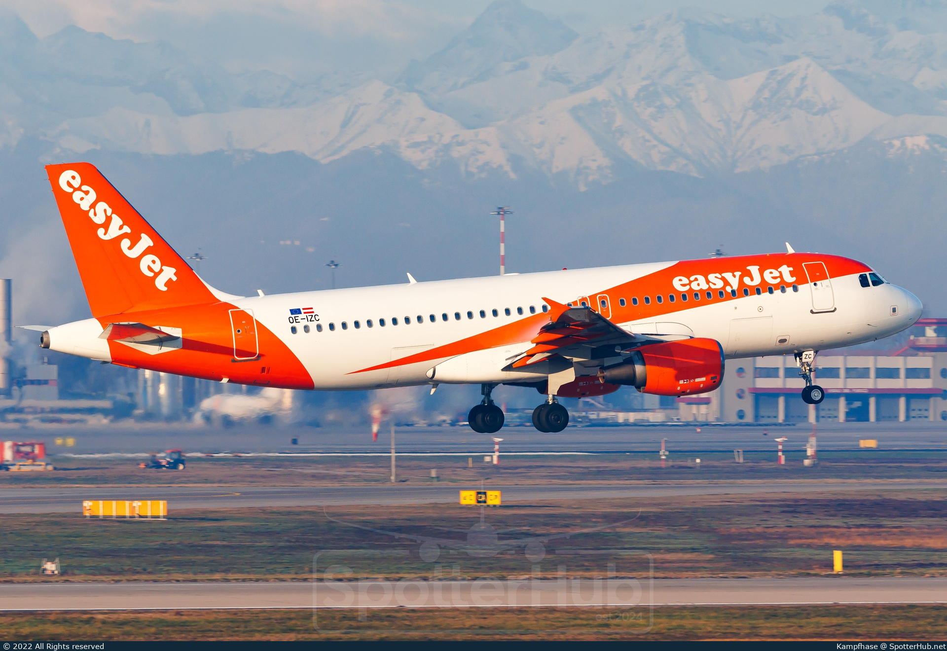 Photo of OE-IZC - Airbus A320-214 operated by easyJet Europe