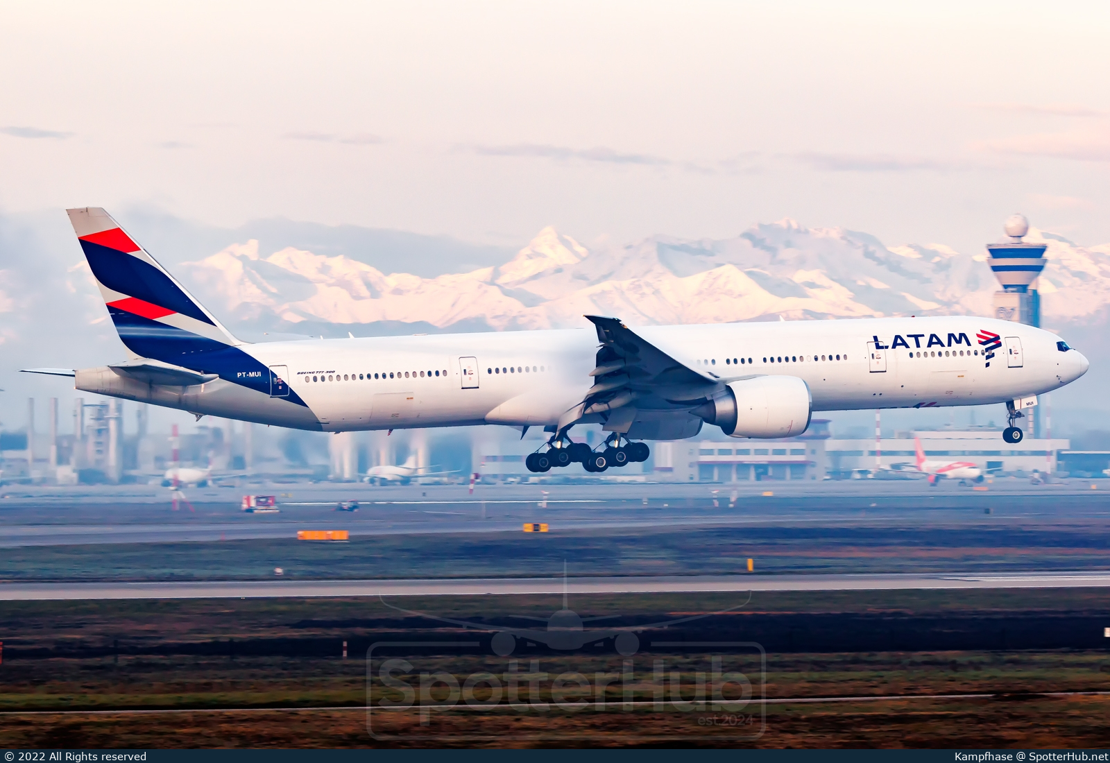 Photo of PT-MUI - Boeing 777-32W(ER) operated by LATAM Airlines Brasil