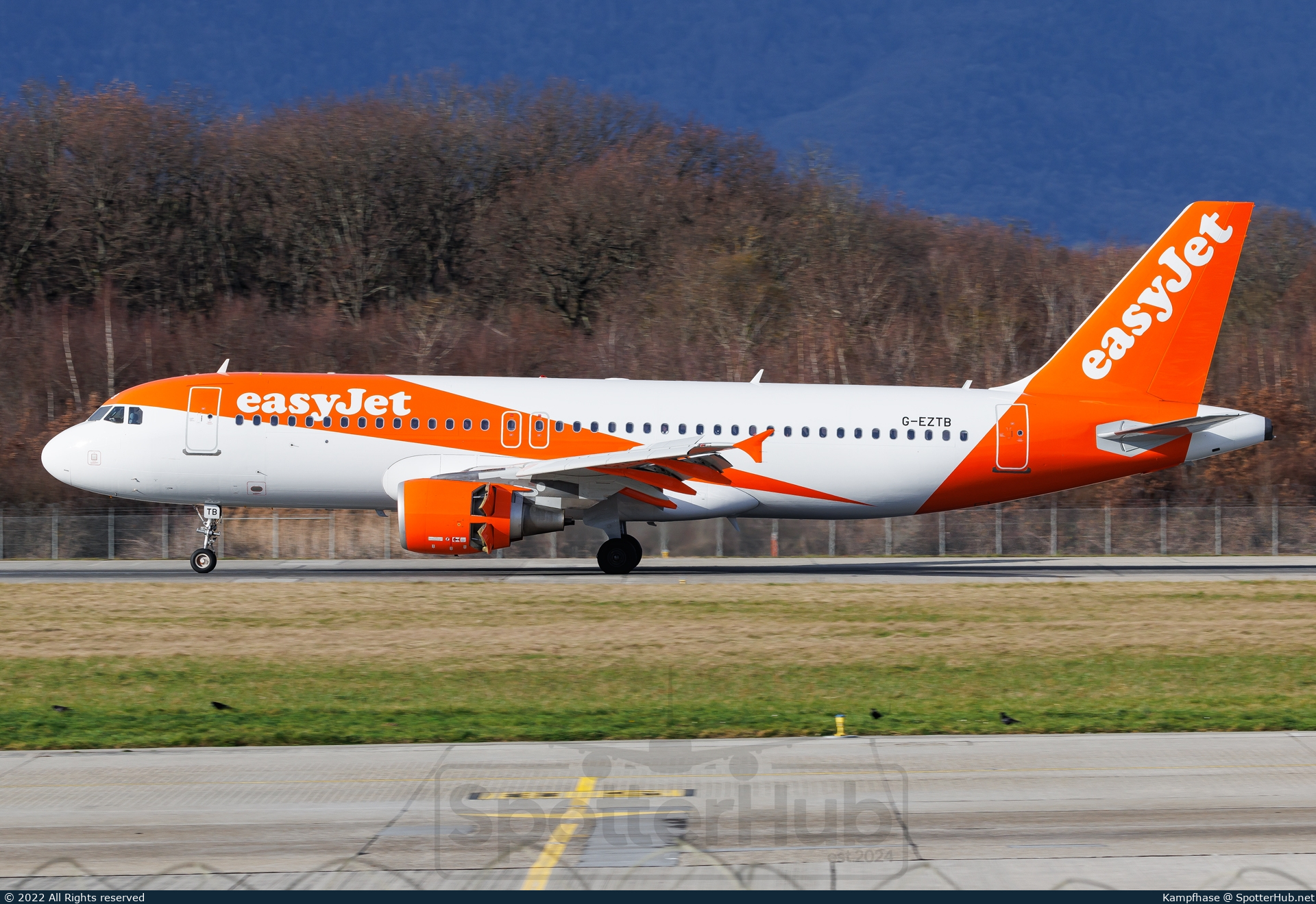 Photo of G-EZTB - Airbus A320-214 operated by easyJet