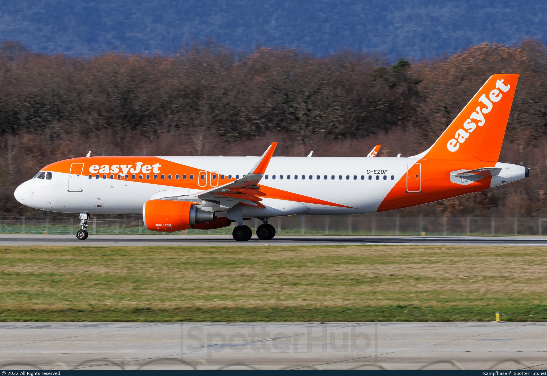 Photo of G-EZOF - Airbus A320-214 operated by easyJet
