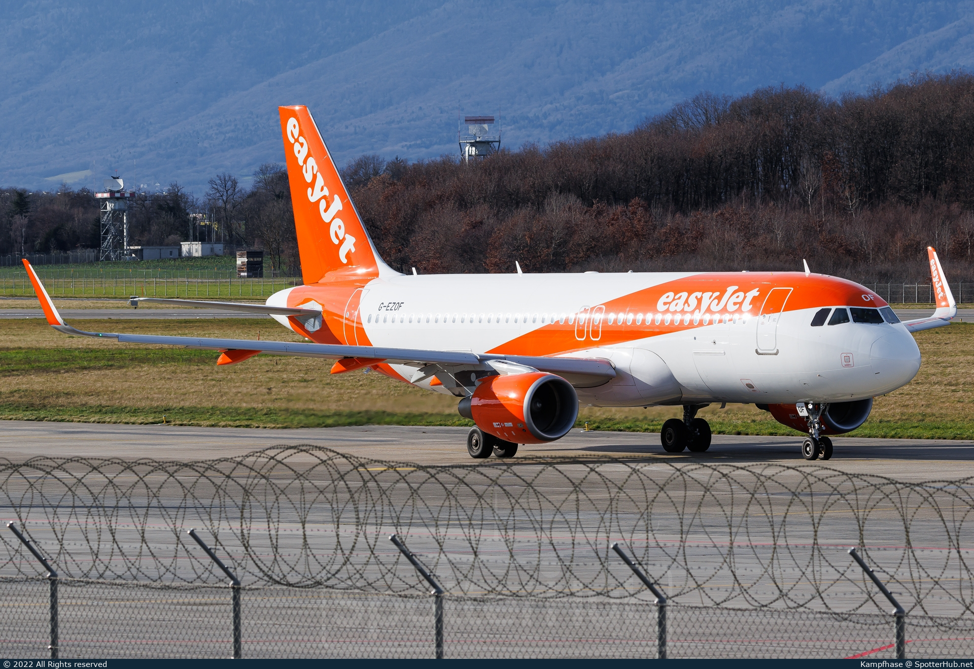 Photo of G-EZOF - Airbus A320-214 operated by easyJet