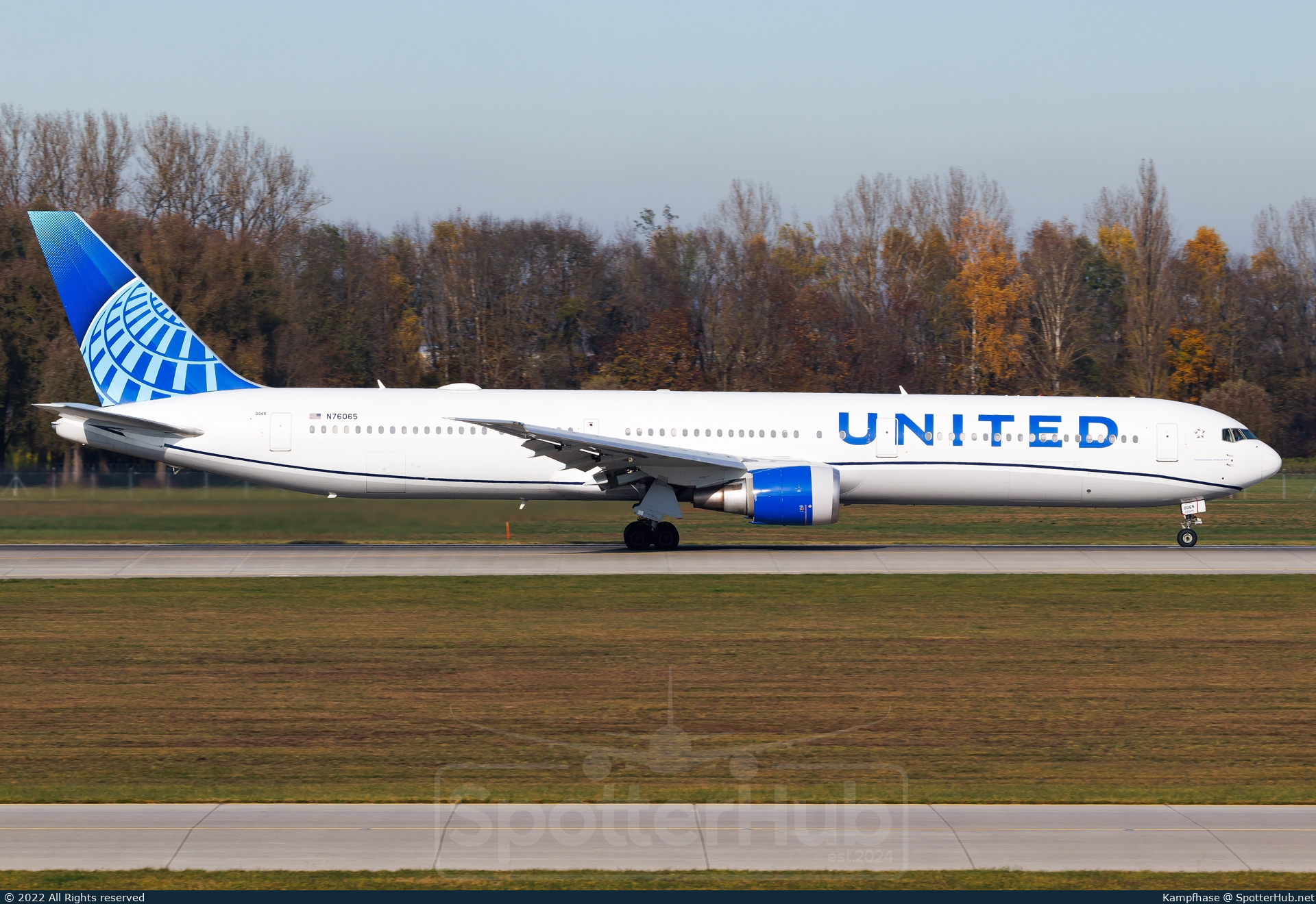 Photo of N76065 - Boeing 767-424(ER) operated by United Airlines