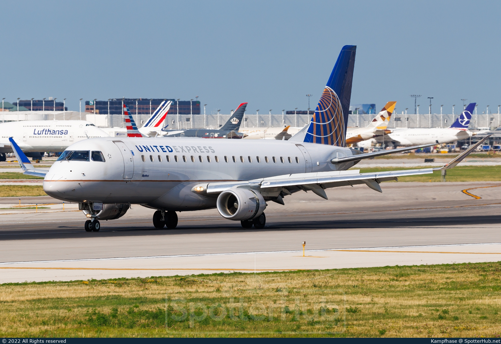 Photo of N153SY - Embraer ERJ-175LR operated by United Express (opb SkyWest Airlines)