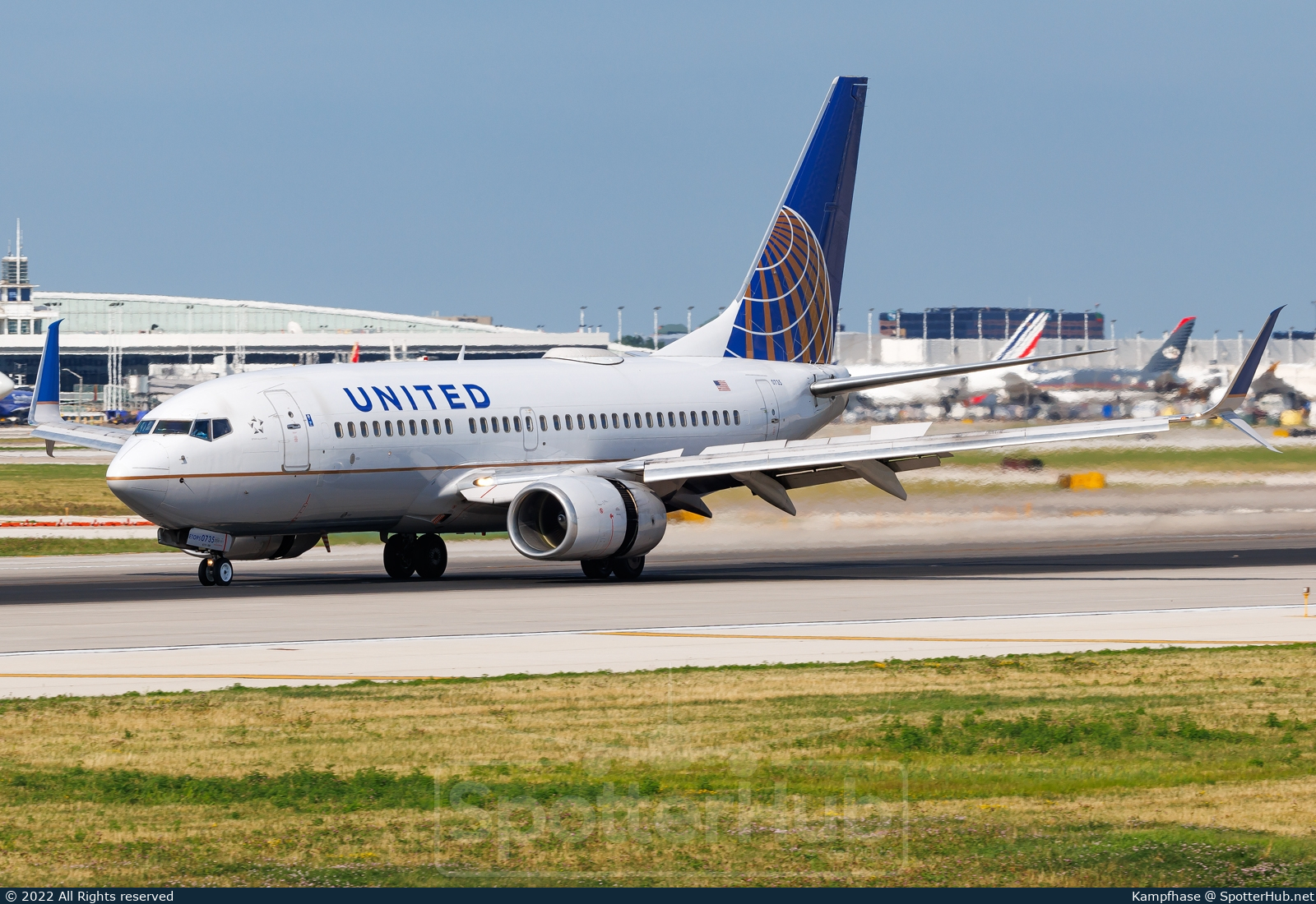 Photo of N14735 - Boeing 737-724 operated by United Airlines